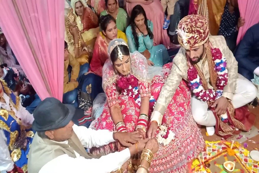 ਸਾਬਕਾ ਮੰਤਰੀ ਸਤਪਾਲ ਸੰਗਵਾਨ, ਗੀਤਾ ਫੋਗਟ ਦਾ ਪਤੀ ਅਤੇ ਪਹਿਲਵਾਨ ਪਵਨ ਸਰੋਹਾ, ਵਿਨੇਸ਼ ਫੋਗਟ ਦਾ ਪਤੀ ਅਤੇ ਪਹਿਲਵਾਨ ਸੋਮਬਰ ਰਾਠੀ, ਬਬੀਤਾ ਫੋਗਾਟ ਦਾ ਪਤੀ ਵਿਵੇਕ ਸੁਹਾਗ ਅਤੇ ਵਿਦੇਸ਼ੀ ਕੋਚਾਂ ਸਮੇਤ ਕਈ ਅੰਤਰਰਾਸ਼ਟਰੀ ਪਹਿਲਵਾਨ ਵਿਆਹ ਸਮਾਰੋਹ ਵਿਚ ਸ਼ਾਮਲ ਹੋਏ। (Photo: News18) ਸਾਬਕਾ ਮੰਤਰੀ ਸਤਪਾਲ ਸੰਗਵਾਨ, ਗੀਤਾ ਫੋਗਟ ਦਾ ਪਤੀ ਅਤੇ ਪਹਿਲਵਾਨ ਪਵਨ ਸਰੋਹਾ, ਵਿਨੇਸ਼ ਫੋਗਟ ਦਾ ਪਤੀ ਅਤੇ ਪਹਿਲਵਾਨ ਸੋਮਬਰ ਰਾਠੀ, ਬਬੀਤਾ ਫੋਗਾਟ ਦਾ ਪਤੀ ਵਿਵੇਕ ਸੁਹਾਗ ਅਤੇ ਵਿਦੇਸ਼ੀ ਕੋਚਾਂ ਸਮੇਤ ਕਈ ਅੰਤਰਰਾਸ਼ਟਰੀ ਪਹਿਲਵਾਨ ਵਿਆਹ ਸਮਾਰੋਹ ਵਿਚ ਸ਼ਾਮਲ ਹੋਏ। (Photo: News18)