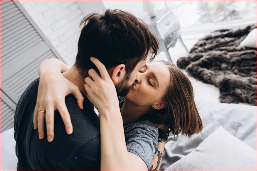  ਇਸ ਤੋਂ ਬਾਅਦ ਉਸਨੇ ਆਪਣੇ ਪਤੀ ਦੇ ਹੱਥ ਅਤੇ ਪੈਰ ਬੰਨ੍ਹੇ ਅਤੇ ਉਸਨੂੰ ਨਦੀ ਵਿੱਚ ਸੁੱਟ ਦਿੱਤਾ। ਟਾਈਮਜ਼ ਨਾਓ ਦੀ ਰਿਪੋਰਟ ਦੇ ਅਨੁਸਾਰ, ਇਹ ਘਟਨਾ ਮਾਓਮਿੰਗ ਸ਼ਹਿਰ ਦੀ ਹੈ। ਜਿੱਥੇ ਸ਼ੁੱਕਰਵਾਰ ਨੂੰ ਇਕ ਔਰਤ ਨੇ ਆਪਣੇ ਪਤੀ ਨੂੰ ਨਦੀ ਵਿੱਚ ਸੁੱਟ ਦਿੱਤਾ। ਇਥੋਂ ਤਕ ਕਿ ਜਦੋਂ ਇਸ ਆਦਮੀ ਦੀ ਪਤਨੀ ਨੂੰ ਉਸਦੇ ਪ੍ਰੇਮ ਬਾਰੇ ਪਤਾ ਲੱਗਿਆ, ਪਹਿਲਾਂ ਤਾਂ ਉਸਨੇ ਆਪਣੇ ਪਤੀ ਨੂੰ ਪਿੰਜਰੇ ਵਿੱਚ ਕੈਦ ਕਰ ਲਿਆ। ਦੱਸਿਆ ਜਾ ਰਿਹਾ ਹੈ ਕਿ ਇਸ ਦੀ ਇਕ ਵੀਡੀਓ ਚੀਨ ਦੇ ਸੋਸ਼ਲ ਮੀਡੀਆ 'ਤੇ ਵੀ ਕਾਫ਼ੀ ਵਾਇਰਲ ਹੋ ਰਹੀ ਹੈ। ਦੱਸਿਆ ਜਾ ਰਿਹਾ ਹੈ ਕਿ ਔਰਤ ਨੇ ਆਪਣੇ ਪਤੀ ਅਤੇ ਉਸ ਦੀ ਪ੍ਰੇਮਿਕਾ ਨੂੰ ਰੰਗੇ ਹੱਥੀਂ ਫੜ ਲਿਆ। (ਫੋਟੋ -ਨਿਊਜ਼ 18 ਗੁਜਰਾਤੀ)