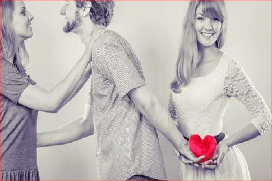  ਇਸ ਘਟਨਾ ਦੀ ਇਕ ਵੀਡੀਓ ਵੀ ਸਾਹਮਣੇ ਆਈ ਜਿਸ ਵਿਚ ਔਰਤ ਦਾ ਪਤੀ ਅਤੇ ਉਸ ਦੀ ਪ੍ਰੇਮਿਕਾ ਬਿਨਾਂ ਕਪੜੇ ਦੇ ਦਿਖਾਈ ਦਿੱਤੇ। ਇਸ ਤੋਂ ਪਹਿਲਾਂ ਪਤਨੀ ਨੇ ਆਪਣੇ ਪਤੀ ਨੂੰ ਇਕ ਹੋਰ ਔਰਤ ਨਾਲ ਫੜ ਲਿਆ ਸੀ। ਇਸ ਸਮੇਂ ਦੌਰਾਨ ਔਰਤ ਦੇ ਨਾਲ ਹੋਰ ਬਹੁਤ ਸਾਰੇ ਲੋਕ ਸਨ।ਜਿਨ੍ਹਾਂ ਨੇ ਔਰਤ ਦੇ ਪਤੀ ਦਾ ਹੱਥ ਬੰਨ੍ਹ ਕੇ ਉਸਨੂੰ ਪਿੰਜਰੇ ਵਿੱਚ ਪਾ ਦਿੱਤਾ। ਇਹ ਪਿੰਜਰਾ ਬਾਂਸ ਦਾ ਸੀ। (ਫੋਟੋ - ਨਿਊਜ਼ 18 ਗੁਜਰਾਤੀ)