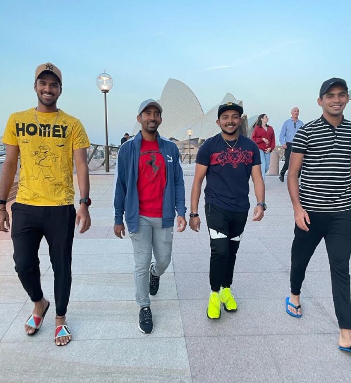 ਇਨ੍ਹਾਂ ਤਸਵੀਰਾਂ 'ਚ ਸਾਹਾ ਦੇ ਨਾਲ ਸਿਡਨੀ ਹਾਰਬਰ ਉਤੇ ਪ੍ਰਿਥਵੀ ਸ਼ਾ, ਕਾਰਤਿਕ ਤਿਆਗੀ ਅਤੇ ਵਾਸ਼ਿੰਗਟਨ ਸੁੰਦਰ ਮਸਤੀ ਕਰਦੇ ਦਿਖਾਈ ਦੇ ਰਹੇ ਹਨ। ਇਨ੍ਹਾਂ ਤਸਵੀਰਾਂ 'ਚ ਸਾਹਾ ਦੇ ਨਾਲ ਸਿਡਨੀ ਹਾਰਬਰ ਉਤੇ ਪ੍ਰਿਥਵੀ ਸ਼ਾ, ਕਾਰਤਿਕ ਤਿਆਗੀ ਅਤੇ ਵਾਸ਼ਿੰਗਟਨ ਸੁੰਦਰ ਮਸਤੀ ਕਰਦੇ ਦਿਖਾਈ ਦੇ ਰਹੇ ਹਨ।