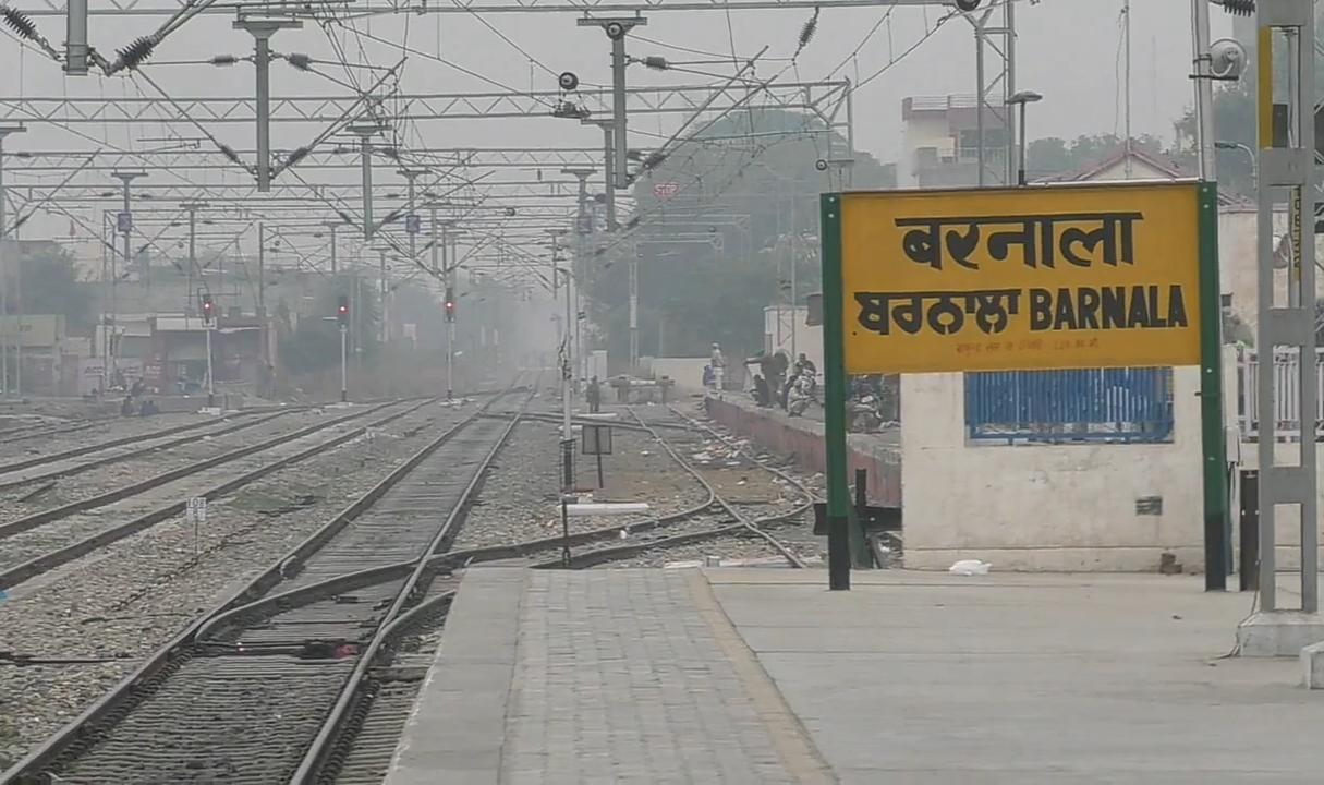ਉਨ੍ਹਾਂ ਬਨਾਰਸ ਜਾਣਾ ਹੈ। ਜਿਸ ਲਈ ਉਹਨਾਂ ਨੂੰ ਬਰਨਾਲਾ ਤੋਂ ਕੋਈ ਟਰੇਨ ਨਹੀਂ ਮਿਲ ਰਹੀ। ਕੁਝ ਯਾਤਾਰੀ ਬਿਹਾਰ, ਲਖਨਊ ਵੀ ਜਾਣਾ ਚਾਹੁੰਦੇ ਸਨ। ਪਰ ਟਰੇਨ ਨਾ ਮਿਲਣ ਕਾਰਨ ਨਿਰਾਸ਼ ਹੀ ਪਾਏ ਗਏ। ਯਾਤਰੀਆਂ ਨੇ ਨਿਰਾਸ਼ਾ ਜਤਾਉਂਦੇ ਕਿਹਾ ਕਿ ਉਹਨਾਂ ਨੂੰ ਟਰੇਨਾਂ ਨਾ ਚੱਲਣ ਕਾਰਨ ਪ੍ਰੇਸ਼ਾਨੀ ਝੱਲਣੀ ਪੈ ਰਹੀ ਹੈ। ਉਨ੍ਹਾਂ ਬਨਾਰਸ ਜਾਣਾ ਹੈ। ਜਿਸ ਲਈ ਉਹਨਾਂ ਨੂੰ ਬਰਨਾਲਾ ਤੋਂ ਕੋਈ ਟਰੇਨ ਨਹੀਂ ਮਿਲ ਰਹੀ। ਕੁਝ ਯਾਤਾਰੀ ਬਿਹਾਰ, ਲਖਨਊ ਵੀ ਜਾਣਾ ਚਾਹੁੰਦੇ ਸਨ। ਪਰ ਟਰੇਨ ਨਾ ਮਿਲਣ ਕਾਰਨ ਨਿਰਾਸ਼ ਹੀ ਪਾਏ ਗਏ। ਯਾਤਰੀਆਂ ਨੇ ਨਿਰਾਸ਼ਾ ਜਤਾਉਂਦੇ ਕਿਹਾ ਕਿ ਉਹਨਾਂ ਨੂੰ ਟਰੇਨਾਂ ਨਾ ਚੱਲਣ ਕਾਰਨ ਪ੍ਰੇਸ਼ਾਨੀ ਝੱਲਣੀ ਪੈ ਰਹੀ ਹੈ।