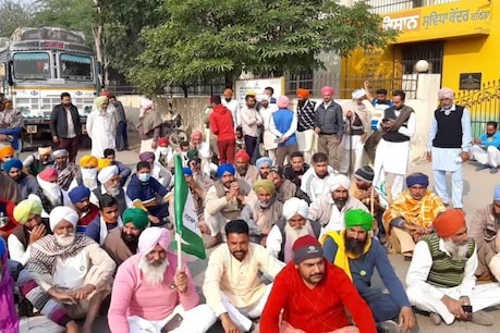 ਬਠਿੰਡਾ 'ਚ ਯੂਰੀਆ ਖਾਦ ਨਾ ਮਿਲਣ ਤੋਂ ਭੜਕੇ ਕਿਸਾਨਾਂ ਨੇ ਲਗਾਇਆ ਧਰਨਾ