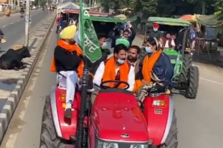 Video: ਕਾਂਗਰਸੀ ਵਿਧਾਇਕ ਰਾਜਾ ਵਡਿੰਗ ਆਪਣੀ ਪਤਨੀ ਤੇ ਸਮਰਥਕਾਂ ਸਮੇਤ ਟਰੈਕਟਰ 'ਤੇ ਸਵਾਰ ਹੋ ਕੇ ਕਿਸਾਨ ਮੋਰਚੇ ਲਈ ਹੋਏ ਰਵਾਨਾ