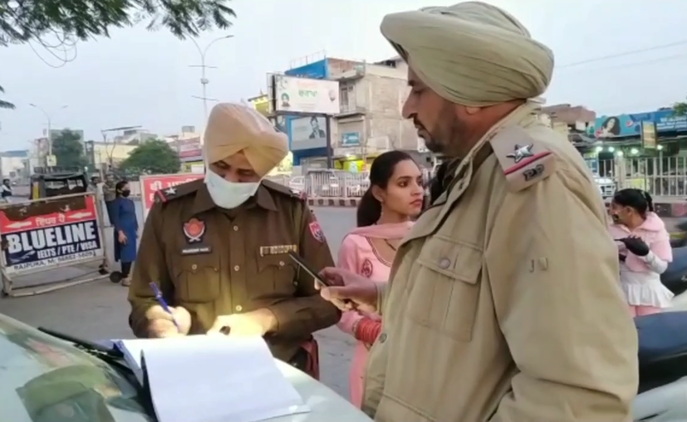 ਇਨ੍ਹਾਂ ਵੱਡੀ ਗਿਣਤੀ ਵਿੱਚ ਛੋਟੀ ਉਮਰ ਦੀਆ ਲੜਕੀਆਂ ਲੜਕੇ ਵੀ ਸ਼ਾਮਲ ਹੁੰਦੇ ਹਨ ਜਿਨ੍ਹਾਂ ਤੇ ਰਾਜਪੁਰਾ ਪੁਲਿਸ ਸਖਤੀ ਕੀਤੀ ਜਾ ਰਹੀ ਹੈ। ਰਾਜਪੁਰਾ ਪੁਲਿਸ ਵੱਲੋ ਕਾਨੂੰਨ ਦੀ ਪਾਲਣਾ ਨਾ ਕਰਨ ਵਾਲਿਆ ਦੇ ਚਲਾਨ ਕੱਟੇ ਜਾ ਰਹੇ ਹਨ। ਇਨ੍ਹਾਂ ਵੱਡੀ ਗਿਣਤੀ ਵਿੱਚ ਛੋਟੀ ਉਮਰ ਦੀਆ ਲੜਕੀਆਂ ਲੜਕੇ ਵੀ ਸ਼ਾਮਲ ਹੁੰਦੇ ਹਨ ਜਿਨ੍ਹਾਂ ਤੇ ਰਾਜਪੁਰਾ ਪੁਲਿਸ ਸਖਤੀ ਕੀਤੀ ਜਾ ਰਹੀ ਹੈ। ਰਾਜਪੁਰਾ ਪੁਲਿਸ ਵੱਲੋ ਕਾਨੂੰਨ ਦੀ ਪਾਲਣਾ ਨਾ ਕਰਨ ਵਾਲਿਆ ਦੇ ਚਲਾਨ ਕੱਟੇ ਜਾ ਰਹੇ ਹਨ।