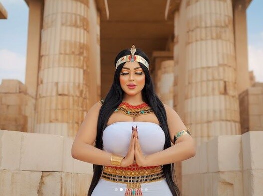  ਡੇਲੀ ਮੇਲ ਦੇ ਅਨੁਸਾਰ ਮਾਡਲ ਸਲਮਾ ਅਲ-ਸ਼ੀਮੀ ਨੇ ਅਰਧ-ਨਗਨ ਹਾਲਾਤ ਵਿਚ ਪੁਰਾਤਨ ਸਮੇਂ ਵਿੱਚ ਕਿੰਗ ਫੈਰੋ ਦੇ ਵੇਲੇ ਪਹਿਨੇ ਜਾਣ ਵਾਲੇ ਕਪੜੇ ਪਾ ਕੇ ਮਕਬਰੇ ਸਾਹਮਣੇ ਫੋਟੋ ਖਿਚਵਾਈ ਸੀ। ਪੁਰਾਤੱਤਵ ਮਹੱਤਤਾ ਦੇ ਖੇਤਰ ਵਿਚ ਇਸ ਪ੍ਰਾਈਵੇਟ ਫੋਟੋਸ਼ੂਟ ਤੋਂ ਬਾਅਦ ਫੋਟੋਗ੍ਰਾਫਰ ਨੂੰ ਗ੍ਰਿਫਤਾਰ ਕੀਤਾ ਗਿਆ ਸੀ। (ਫੋਟੋ :Instagram/salma.elshimy.officiall)