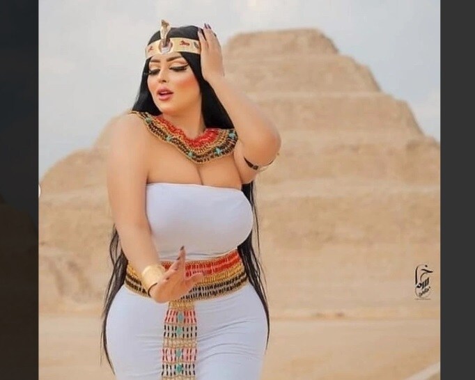  ਇਨ੍ਹਾਂ ਤਸਵੀਰਾਂ ਨੂੰ ਪੋਸਟ ਕਰਨ ਤੋਂ ਬਾਅਦ ਅਫਵਾਹ ਉਡੀ ਕਿ ਮਾਡਲ ਨੂੰ ਅਜਿਹੇ ਕੱਪੜੇ ਪਹਿਨਣ ਲਈ ਗ੍ਰਿਫਤਾਰ ਕੀਤਾ ਗਿਆ ਹੈ ਜੋ ਮਿਸਰ ਦੀ ਪ੍ਰਾਚੀਨ ਵਿਰਾਸਤ ਨੂੰ ਨੁਕਸਾਨ ਪਹੁੰਚਾਉਣ ਅਤੇ ਸਰਕਾਰੀ ਨਿਯਮਾਂ ਦੀ ਉਲੰਘਣਾ ਕਰਦੇ ਹਨ। ਸਕੱਕਰਾ ਲਗਭਗ 3 ਹਜ਼ਾਰ ਸਾਲ ਪਹਿਲਾਂ ਪ੍ਰਾਚੀਨ ਮਿਸਰ ਵਿੱਚ ਇੱਕ ਵਿਸ਼ਾਲ ਕਬਰਸਤਾਨ ਸੀ। ਇਸ ਨੂੰ ਵਿਸ਼ਵ ਵਿਰਾਸਤ ਸਾਈਟ ਦਾ ਦਰਜਾ ਪ੍ਰਾਪਤ ਹੈ। (ਫੋਟੋ :Instagram/salma.elshimy.officiall)