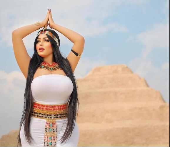  ਮਿਸਰ ਮੀਡੀਆ ਦੇ ਅਨੁਸਾਰ, ਸੋਮਵਾਰ ਨੂੰ ਇਨ੍ਹਾਂ ਤਸਵੀਰਾਂ ਨੂੰ ਮਾਡਲ ਸ਼ਿਮੀ ਦੇ ਇੰਸਟਾਗ੍ਰਾਮ ਅਕਾਉਂਟ ਤੋਂ ਗੁਪਤ ਰੂਪ ਵਿੱਚ ਹਟਾ ਦਿੱਤਾ ਗਿਆ ਸੀ। ਇਸ ਤੋਂ ਪਹਿਲਾਂ ਹਾਲ ਹੀ ਦੇ ਮਹੀਨਿਆਂ ਵਿੱਚ ਮਿਸਰ ਦੀਆਂ ਅਦਾਲਤਾਂ ਨੇ ਸੋਸ਼ਲ ਮੀਡੀਆ ਉੱਤੇ ਸਰਗਰਮ ਕਈ ਲੋਕਾਂ ਨੂੰ ਅਪਮਾਨਜਨਕ ਤਸਵੀਰਾਂ ਸਾਂਝੀਆਂ ਕਰਨ ਲਈ ਜੇਲ੍ਹ ਭੇਜਿਆ ਸੀ। (ਫੋਟੋ : Instagram/salma.elshimy.officiall)