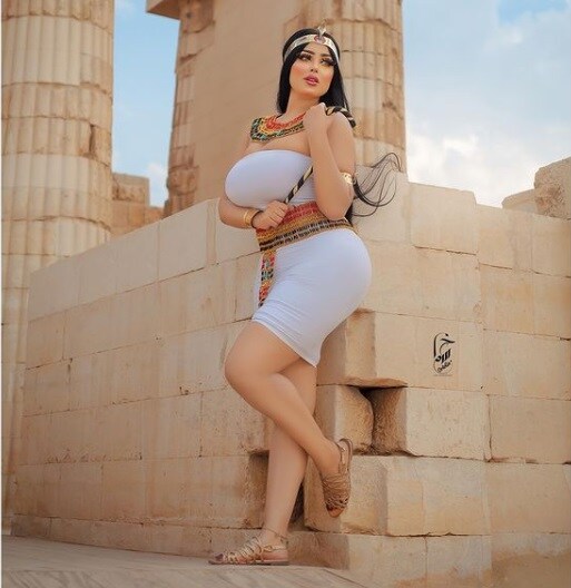  ਇਸ ਤੋਂ ਪਹਿਲਾਂ ਸਾਲ 2018 ਵਿਚ ਇਕ ਜੋੜੇ ਨੇ ਨੰਗਾ ਹੋਕੇ ਗ੍ਰੇਟ ਪਿਰਾਮਿਡ ਦੇ ਸਾਹਮਣੇ ਫੋਟੋਆਂ ਖਿਚਵਾਈਆਂ ਸਨ। ਇਸ ਤੋਂ ਬਾਅਦ ਦੇਸ਼ ਭਰ 'ਚ ਕਾਫੀ ਹੰਗਾਮਾ ਹੋਇਆ। ਅਧਿਕਾਰੀਆਂ ਨੇ ਕਥਿਤ ਤੌਰ 'ਤੇ ਨੰਗੀਆਂ ਤਸਵੀਰਾਂ ਖਿਚਣ ਵਿਚ ਮਦਦ ਕਰਨ ਲਈ ਇਕ ਊਠ ਮਾਲਕ ਅਤੇ ਇਕ ਔਰਤ ਗਾਈਡ ਨੂੰ ਗ੍ਰਿਫਤਾਰ ਕੀਤਾ ਸੀ। (ਫੋਟੋ : Instagram/salma.elshimy.officiall)