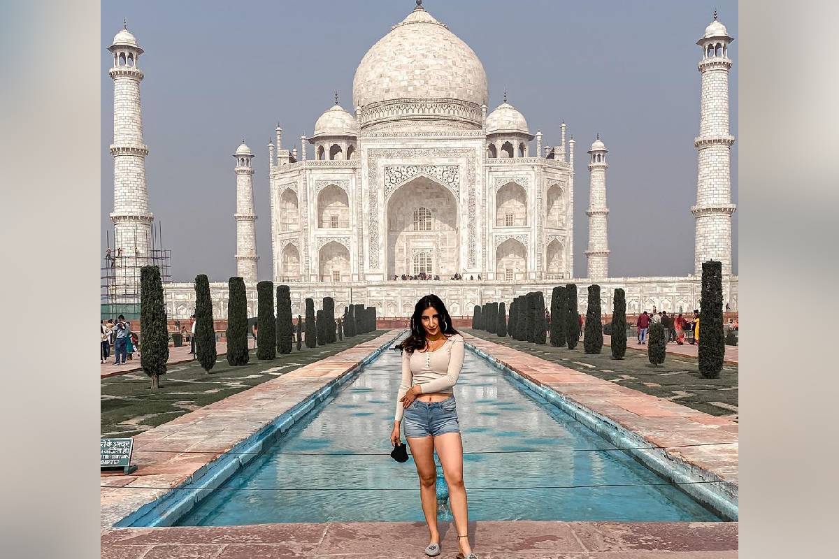 ਪਾਰੂਲ ਦੁਆਰਾ ਸ਼ੇਅਰ ਕੀਤੀ ਗਈ ਹਰ ਤਸਵੀਰ ਨੂੰ ਹੁਣ ਤੱਕ ਲੱਖਾਂ ਲੋਕਾਂ ਦੇ ਲਾਈਕ ਮਿਲੇ ਹਨ। ਇਨ੍ਹਾਂ ਤਸਵੀਰਾਂ 'ਚ ਪਾਰੂਲ ਦੀ ਖੂਬਸੂਰਤੀ ਦੇਖਣ ਨੂੰ ਮਿਲ ਰਹੀ ਹੈ। (PHOTO:Instagram @gulati06) ਪਾਰੂਲ ਦੁਆਰਾ ਸ਼ੇਅਰ ਕੀਤੀ ਗਈ ਹਰ ਤਸਵੀਰ ਨੂੰ ਹੁਣ ਤੱਕ ਲੱਖਾਂ ਲੋਕਾਂ ਦੇ ਲਾਈਕ ਮਿਲੇ ਹਨ। ਇਨ੍ਹਾਂ ਤਸਵੀਰਾਂ 'ਚ ਪਾਰੂਲ ਦੀ ਖੂਬਸੂਰਤੀ ਦੇਖਣ ਨੂੰ ਮਿਲ ਰਹੀ ਹੈ। (PHOTO:Instagram @gulati06)