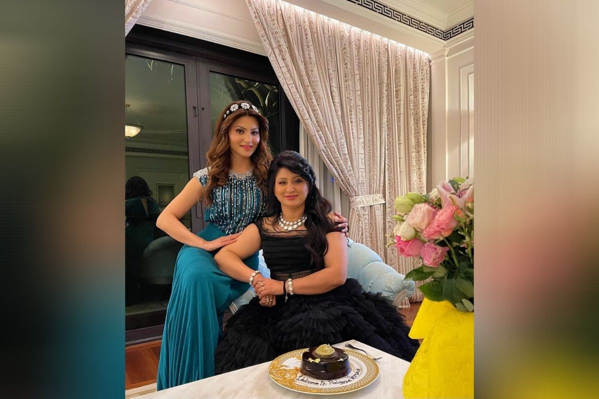 1 ਜਨਵਰੀ 2021 ਨੂੰ, ਉਰਵਸ਼ੀ ਨੇ ਆਪਣੀ ਮਾਂ ਦਾ ਜਨਮਦਿਨ ਮਨਾਇਆ। ਉਸਨੇ ਆਪਣੇ ਜਨਮਦਿਨ ਦੀਆਂ ਤਸਵੀਰਾਂ ਸੋਸ਼ਲ ਮੀਡੀਆ 'ਤੇ ਵੀ ਪੋਸਟ ਕੀਤੀਆਂ। (ਫੋਟੋ: ਉਰਵਸ਼ੀ ਰੌਤੇਲਾ ਦਾ ਇੰਸਟਾਗ੍ਰਾਮ) 1 ਜਨਵਰੀ 2021 ਨੂੰ, ਉਰਵਸ਼ੀ ਨੇ ਆਪਣੀ ਮਾਂ ਦਾ ਜਨਮਦਿਨ ਮਨਾਇਆ। ਉਸਨੇ ਆਪਣੇ ਜਨਮਦਿਨ ਦੀਆਂ ਤਸਵੀਰਾਂ ਸੋਸ਼ਲ ਮੀਡੀਆ 'ਤੇ ਵੀ ਪੋਸਟ ਕੀਤੀਆਂ। (ਫੋਟੋ: ਉਰਵਸ਼ੀ ਰੌਤੇਲਾ ਦਾ ਇੰਸਟਾਗ੍ਰਾਮ)