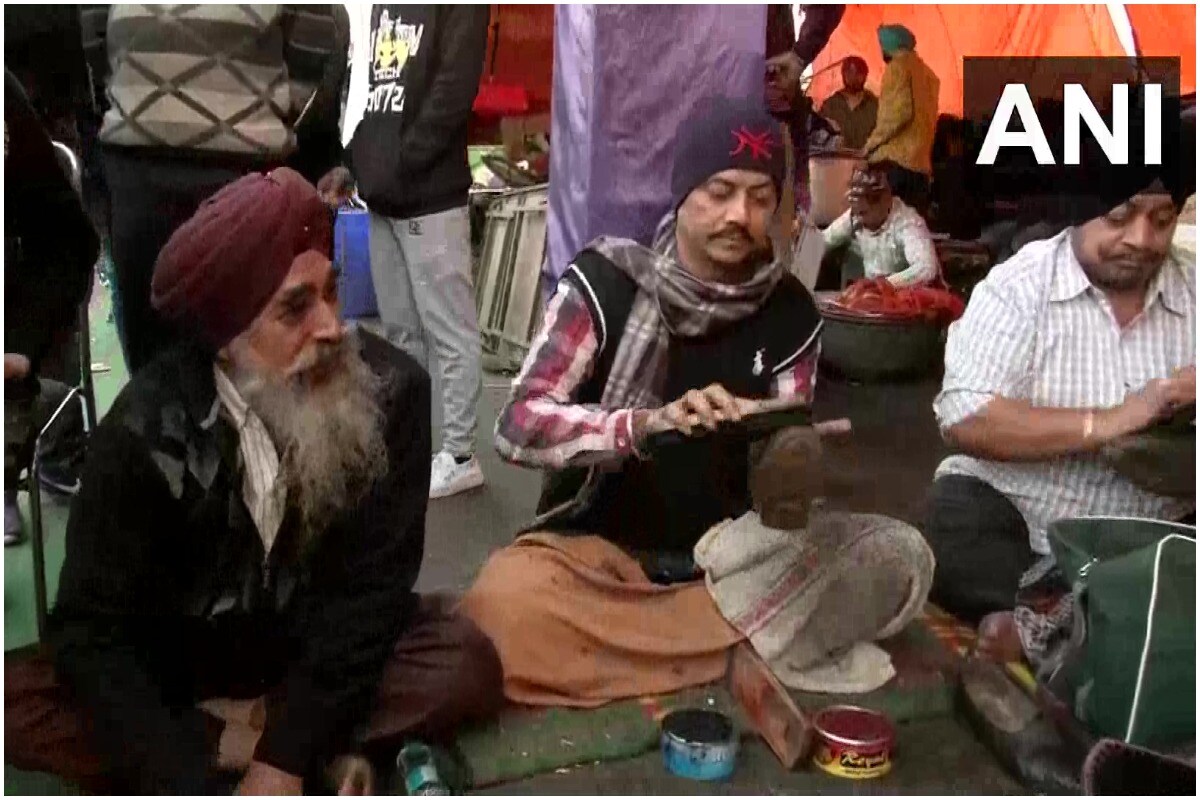 ਵਲੰਟੀਅਰ ਜੋ ਕਿਸਾਨਾਂ ਦੀ ਸੇਵਾ ਲਈ ਦਿੱਲੀ ਪਹੁੰਚੇ ਹਨ। ਉਨ੍ਹਾਂ ਦਾ ਕਹਿਣਾ ਹੈ ਕਿ ਅਸੀਂ ਵੇਖਿਆ ਹੈ ਕਿ ਸਾਡੇ ਕਿਸਾਨ ਭਰਾ ਹੁਣ ਤੱਕ ਕਿਵੇਂ ਆਏ ਹਨ, ਉਨ੍ਹਾਂ ਦੀਆਂ ਜੁੱਤੀਆਂ ਬਾਰਸ਼ ਵਿਚ ਗੰਦੀਆਂ ਹੋ ਗਈਆਂ ਹਨ। ਅਸੀਂ ਇਸ ਨੂੰ ਆਪਣੀ ਸੇਵਾ ਦੇ ਹਿੱਸੇ ਵਜੋਂ ਸਾਫ਼ ਕਰ ਰਹੇ ਹਾਂ। ਵਲੰਟੀਅਰ ਜੋ ਕਿਸਾਨਾਂ ਦੀ ਸੇਵਾ ਲਈ ਦਿੱਲੀ ਪਹੁੰਚੇ ਹਨ। ਉਨ੍ਹਾਂ ਦਾ ਕਹਿਣਾ ਹੈ ਕਿ ਅਸੀਂ ਵੇਖਿਆ ਹੈ ਕਿ ਸਾਡੇ ਕਿਸਾਨ ਭਰਾ ਹੁਣ ਤੱਕ ਕਿਵੇਂ ਆਏ ਹਨ, ਉਨ੍ਹਾਂ ਦੀਆਂ ਜੁੱਤੀਆਂ ਬਾਰਸ਼ ਵਿਚ ਗੰਦੀਆਂ ਹੋ ਗਈਆਂ ਹਨ। ਅਸੀਂ ਇਸ ਨੂੰ ਆਪਣੀ ਸੇਵਾ ਦੇ ਹਿੱਸੇ ਵਜੋਂ ਸਾਫ਼ ਕਰ ਰਹੇ ਹਾਂ।