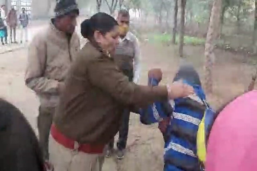 ਪੁਲਿਸ ਨੂੰ ਦਿੱਤੀ ਸ਼ਿਕਾਇਤ ਵਿਚ ਵਿਦਿਆਰਥਣਾਂ ਨੇ ਦੱਸਿਆ ਕਿ ਦੋਸ਼ੀ ਨੌਜਵਾਨ ਕਾਲਜ ਕੋਲ ਪਹੁੰਚ ਕੇ ਉਨ੍ਹਾਂ ਨਾਲ ਛੇੜਛਾੜ ਕੀਤੀ ਅਤੇ ਉਨ੍ਹਾਂ ਨਾਲ ਬਦਸਲੂਕੀ ਕੀਤੀ। ਨੌਜਵਾਨ ਵਿਦਿਆਰਥਣਾਂ 'ਤੇ ਦੋਸਤੀ ਕਰਨ ਲਈ ਦਬਾਅ ਪਾ ਰਿਹਾ ਸੀ। ਪੁਲਿਸ ਨੂੰ ਦਿੱਤੀ ਸ਼ਿਕਾਇਤ ਵਿਚ ਵਿਦਿਆਰਥਣਾਂ ਨੇ ਦੱਸਿਆ ਕਿ ਦੋਸ਼ੀ ਨੌਜਵਾਨ ਕਾਲਜ ਕੋਲ ਪਹੁੰਚ ਕੇ ਉਨ੍ਹਾਂ ਨਾਲ ਛੇੜਛਾੜ ਕੀਤੀ ਅਤੇ ਉਨ੍ਹਾਂ ਨਾਲ ਬਦਸਲੂਕੀ ਕੀਤੀ। ਨੌਜਵਾਨ ਵਿਦਿਆਰਥਣਾਂ 'ਤੇ ਦੋਸਤੀ ਕਰਨ ਲਈ ਦਬਾਅ ਪਾ ਰਿਹਾ ਸੀ।