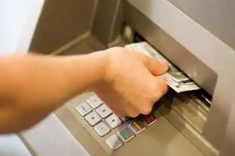 ਬੈਂਕ ਦੇ ATM 'ਚ ਜਿੰਨੀ ਰਕਮ ਭਰੋ ਰਸੀਦ ਉਨ੍ਹੇ ਦੀ ਹੀ ਪਰ ਪੈਸੇ 5 ਗੁਣਾਂ ਵੱਧ ਨਿਕਲਣ ਲੱਗੇ, ਲੋਕਾਂ ਦੀ ਲੱਗੀ ਲੰਬੀ ਕਤਾਰ...