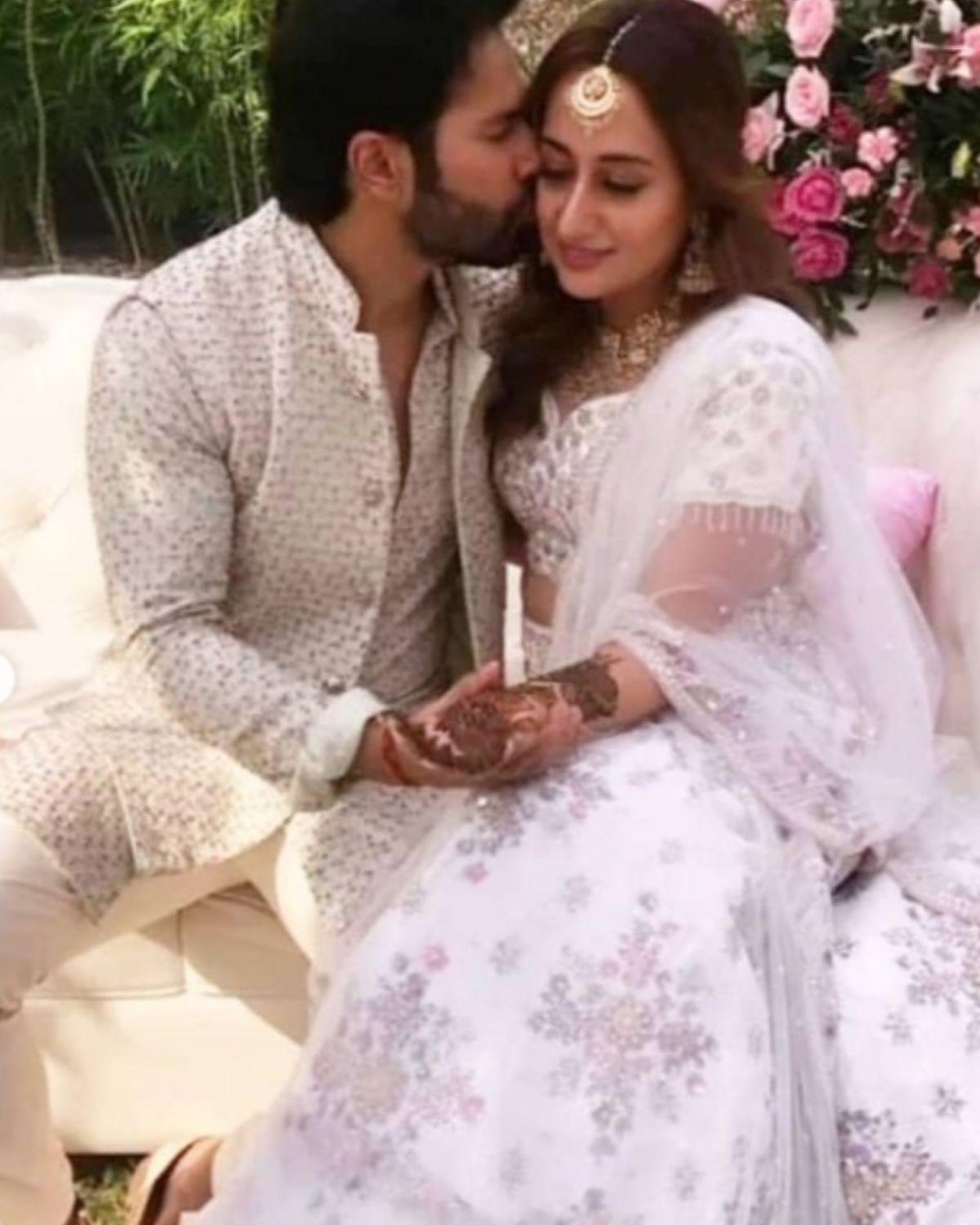 ਕਿਉਂਕਿ, ਦੋਵਾਂ ਦੇ ਵਿਆਹ ਵਿਚ ਬਹੁਤ ਘੱਟ ਲੋਕਾਂ ਨੂੰ ਬੁਲਾਇਆ ਗਿਆ ਸੀ. ਅਜਿਹੀ ਸਥਿਤੀ ਵਿੱਚ, ਵਧੇਰੇ ਸਖਸ਼ੀਅਤਾਂ ਦੇ ਰਿਸੈਪਸ਼ਨ ਵਿੱਚ ਸ਼ਾਮਲ ਹੋਣ ਦੀ ਉਮੀਦ ਕੀਤੀ ਜਾਂਦੀ ਹੈ।(Photo credit: instagram/@varundhawan) ਕਿਉਂਕਿ, ਦੋਵਾਂ ਦੇ ਵਿਆਹ ਵਿਚ ਬਹੁਤ ਘੱਟ ਲੋਕਾਂ ਨੂੰ ਬੁਲਾਇਆ ਗਿਆ ਸੀ. ਅਜਿਹੀ ਸਥਿਤੀ ਵਿੱਚ, ਵਧੇਰੇ ਸਖਸ਼ੀਅਤਾਂ ਦੇ ਰਿਸੈਪਸ਼ਨ ਵਿੱਚ ਸ਼ਾਮਲ ਹੋਣ ਦੀ ਉਮੀਦ ਕੀਤੀ ਜਾਂਦੀ ਹੈ।(Photo credit: instagram/@varundhawan)
