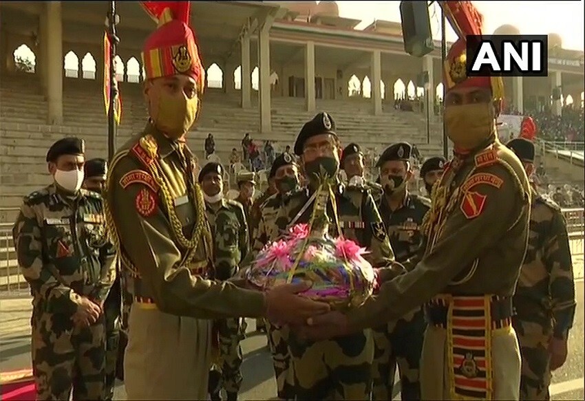 ਬੀਟਿੰਗ ਰੀਟਰੀਟ ਸਮਾਰੋਹ ਦੌਰਾਨ ਬੀਐਸਐਫ ਦੇ ਜਵਾਨਾਂ ਦੀ ਪਰੇਡ ਅਤੇ ਇੱਕ ਸਭਿਆਚਾਰਕ ਪ੍ਰੋਗਰਾਮ ਵੀ ਆਯੋਜਿਤ ਕੀਤਾ ਗਿਆ। ਹਾਲਾਂਕਿ ਗਣਤੰਤਰ ਦਿਵਸ 'ਤੇ ਪਾਕਿਸਤਾਨ ਨਾਲ ਮਠਿਆਈਆਂ ਦਾ ਆਦਾਨ-ਪ੍ਰਦਾਨ ਨਹੀਂ ਕੀਤਾ ਗਿਆ। (ANI) ਬੀਟਿੰਗ ਰੀਟਰੀਟ ਸਮਾਰੋਹ ਦੌਰਾਨ ਬੀਐਸਐਫ ਦੇ ਜਵਾਨਾਂ ਦੀ ਪਰੇਡ ਅਤੇ ਇੱਕ ਸਭਿਆਚਾਰਕ ਪ੍ਰੋਗਰਾਮ ਵੀ ਆਯੋਜਿਤ ਕੀਤਾ ਗਿਆ। ਹਾਲਾਂਕਿ ਗਣਤੰਤਰ ਦਿਵਸ 'ਤੇ ਪਾਕਿਸਤਾਨ ਨਾਲ ਮਠਿਆਈਆਂ ਦਾ ਆਦਾਨ-ਪ੍ਰਦਾਨ ਨਹੀਂ ਕੀਤਾ ਗਿਆ। (ANI)