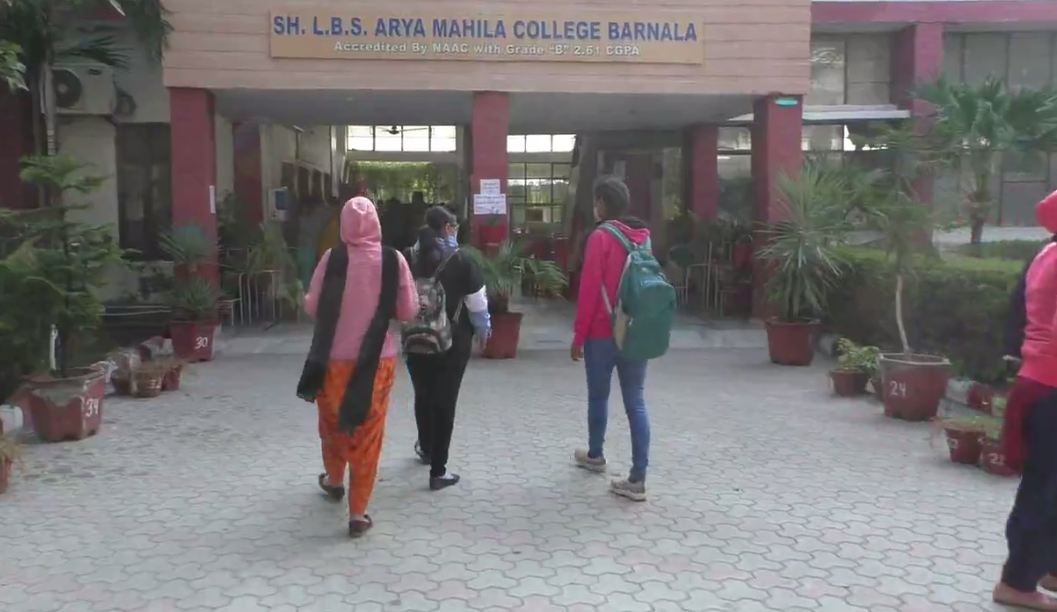 ਬਰਨਾਲੇ ਦੇ L.B.S GIRLS COLLEGE ਵਿੱਚ ਵੱਡੀ ਗਿਣਤੀ ਵਿੱਚ ਸਟੂਡੇਂਟ ਪੁੱਜੇ ਹੋਏ ਸਨ ਮੌਕੇ ਉੱਤੇ ਕਾਲਜ ਪ੍ਰਿੰਸੀਪਲ ਨੀਲਮ ਸ਼ਰਮਾ ਨੇ ਕਾਲਜ ਵਿੱਚ ਕੀਤੇ ਗਏ ਕਰੋਨਾ ਤੋਂ ਬਚਾਅ ਲਈ ਪ੍ਰਬੰਧਾਂ ਦੇ ਬਾਰੇ ਵਿੱਚ ਦੱਸਦੇ ਕਿਹਾ ਕਿ ਪੰਜਾਬ ਸਰਕਾਰ ਦੁਆਰਾ ਦਿੱਤੀ ਜਾ ਰਹੀ ਹਿਦਾਇਤਾਂ ਦਾ ਪੂਰਾ ਪਾਲਣ ਕੀਤਾ ਜਾ ਰਿਹਾ ਹੈ , ਕਾਲਜ ਨੂੰ ਮੁਕੰਮਲ ਤੌਰ ਤੇ ਸੈਨਿਟਾਇਜ ਕੀਤਾ ਗਿਆ ਹੈ। ਬਰਨਾਲੇ ਦੇ L.B.S GIRLS COLLEGE ਵਿੱਚ ਵੱਡੀ ਗਿਣਤੀ ਵਿੱਚ ਸਟੂਡੇਂਟ ਪੁੱਜੇ ਹੋਏ ਸਨ ਮੌਕੇ ਉੱਤੇ ਕਾਲਜ ਪ੍ਰਿੰਸੀਪਲ ਨੀਲਮ ਸ਼ਰਮਾ ਨੇ ਕਾਲਜ ਵਿੱਚ ਕੀਤੇ ਗਏ ਕਰੋਨਾ ਤੋਂ ਬਚਾਅ ਲਈ ਪ੍ਰਬੰਧਾਂ ਦੇ ਬਾਰੇ ਵਿੱਚ ਦੱਸਦੇ ਕਿਹਾ ਕਿ ਪੰਜਾਬ ਸਰਕਾਰ ਦੁਆਰਾ ਦਿੱਤੀ ਜਾ ਰਹੀ ਹਿਦਾਇਤਾਂ ਦਾ ਪੂਰਾ ਪਾਲਣ ਕੀਤਾ ਜਾ ਰਿਹਾ ਹੈ , ਕਾਲਜ ਨੂੰ ਮੁਕੰਮਲ ਤੌਰ ਤੇ ਸੈਨਿਟਾਇਜ ਕੀਤਾ ਗਿਆ ਹੈ।