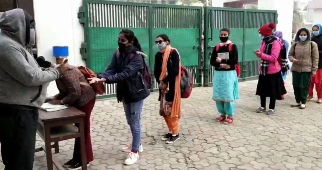 ਹਰ ਸਟੂਡੇਂਟ ਦੇ ਕਾਲਜ ਅੰਦਰ ਆਉਣ ਤੇ ਹੱਥ ਸੈਨਿਟਾਇਜ ਕੀਤੇ ਜਾ ਰਹੇ ਹਨ ਮਾਸਕ ਦਾ ਲਗਾਉਣਾ ਜਰੂਰੀ ਹੈ ਅਤੇ ਸੋਸ਼ਲ ਡਿਸਟੇਂਸ ਦਾ ਵੀ ਖਾਸ ਧਿਆਨ ਰੱਖਿਆ ਜਾ ਰਿਹਾ ਹੈ। ਹਰ ਸਟੂਡੇਂਟ ਦੇ ਕਾਲਜ ਅੰਦਰ ਆਉਣ ਤੇ ਹੱਥ ਸੈਨਿਟਾਇਜ ਕੀਤੇ ਜਾ ਰਹੇ ਹਨ ਮਾਸਕ ਦਾ ਲਗਾਉਣਾ ਜਰੂਰੀ ਹੈ ਅਤੇ ਸੋਸ਼ਲ ਡਿਸਟੇਂਸ ਦਾ ਵੀ ਖਾਸ ਧਿਆਨ ਰੱਖਿਆ ਜਾ ਰਿਹਾ ਹੈ।