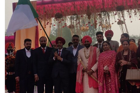 ਜਦ ਡਾਕਟਰ ਲਾੜੇ ਦੇ ਪਿਤਾ ਨੇ ਚੁੱਕਿਆ ਕਿਸਾਨੀ ਝੰਡਾ, ਵਿਆਹ 'ਚ ਗੁੰਜਣ ਲੱਗੇ ਇਨਕਲਾਬ-ਜਿੰਦਾਬਾਦ ਦੇ ਨਾਅਰੇ