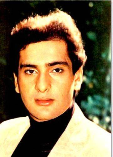ਜਦੋਂ ਰਾਜ ਕਪੂਰ 1959 ਵਿਚ ਆਪਣੀ ਫਿਲਮ 'ਜਿਸ ਦੇਸ਼ ਦੀ ਗੰਗਾ ਬਹਤੀ ਹੈ' ਬਣਾ ਰਹੇ ਸਨ। ਇਸ ਦੌਰਾਨ ਉਨ੍ਹਾਂ ਨੂੰ 'ਰਾਮ ਤੇਰੀ ਗੰਗਾ ਮੈਲੀ' ਦਾ ਵਿਚਾਰ ਆਇਆ, ਜਿਸ ਨੂੰ ਉਸਨੇ 26 ਸਾਲਾਂ ਬਾਅਦ ਪਰਦੇ 'ਤੇ ਲਿਆਂਦਾ। ਹਾਲਾਂਕਿ, ਇੰਨੇ ਸਾਲਾਂ ਬਾਅਦ ਵੀ ਇਹ ਫਿਲਮ 1985 ਦੇ ਹਿਸਾਬ ਤੋਂ ਵੀ ਬਹੁਤ ਬੋਲਡ ਸਾਬਤ ਹੋਈ। (ਫੋਟੋ - @MosesSapir/Twitter) ਜਦੋਂ ਰਾਜ ਕਪੂਰ 1959 ਵਿਚ ਆਪਣੀ ਫਿਲਮ 'ਜਿਸ ਦੇਸ਼ ਦੀ ਗੰਗਾ ਬਹਤੀ ਹੈ' ਬਣਾ ਰਹੇ ਸਨ। ਇਸ ਦੌਰਾਨ ਉਨ੍ਹਾਂ ਨੂੰ 'ਰਾਮ ਤੇਰੀ ਗੰਗਾ ਮੈਲੀ' ਦਾ ਵਿਚਾਰ ਆਇਆ, ਜਿਸ ਨੂੰ ਉਸਨੇ 26 ਸਾਲਾਂ ਬਾਅਦ ਪਰਦੇ 'ਤੇ ਲਿਆਂਦਾ। ਹਾਲਾਂਕਿ, ਇੰਨੇ ਸਾਲਾਂ ਬਾਅਦ ਵੀ ਇਹ ਫਿਲਮ 1985 ਦੇ ਹਿਸਾਬ ਤੋਂ ਵੀ ਬਹੁਤ ਬੋਲਡ ਸਾਬਤ ਹੋਈ। (ਫੋਟੋ - @MosesSapir/Twitter)