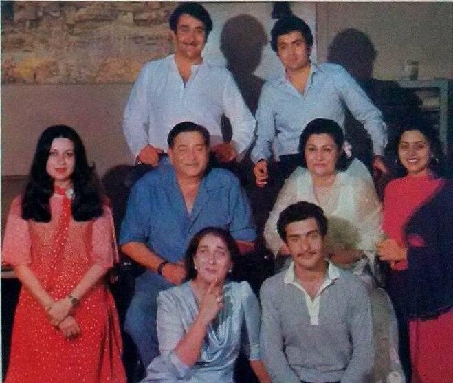 1985 ਵਿਚ ਆਈ ਫਿਲਮ 'ਰਾਮ ਤੇਰੀ ਗੰਗਾ ਮੈਲੀ' ਨੂੰ ਗਾਣਿਆਂ, ਕਹਾਣੀ, ਅਤੇ ਹਰ ਚੀਜ਼ ਦੀ ਸਟਾਰਕਾਸਟ ਲਈ ਪ੍ਰਸ਼ੰਸਾ ਮਿਲੀ ਪਰ ਬੋਲਡ ਦ੍ਰਿਸ਼ਾਂ ਲਈ ਸੁਰਖੀਆਂ ਵੀ ਬਣੀਆਂ। ਪਰ ਰਾਜੀਵ ਦਾ ਕੈਰੀਅਰ ਇਸ ਬਲਾਕਬਸਟਰ ਫਿਲਮ ਦਾ ਹਿੱਸਾ ਬਣ ਕੇ ਵੀ ਨਹੀਂ ਬਚ ਸਕਿਆ। (ਫੋਟੋ - @BombayBasanti/Twitter) 1985 ਵਿਚ ਆਈ ਫਿਲਮ 'ਰਾਮ ਤੇਰੀ ਗੰਗਾ ਮੈਲੀ' ਨੂੰ ਗਾਣਿਆਂ, ਕਹਾਣੀ, ਅਤੇ ਹਰ ਚੀਜ਼ ਦੀ ਸਟਾਰਕਾਸਟ ਲਈ ਪ੍ਰਸ਼ੰਸਾ ਮਿਲੀ ਪਰ ਬੋਲਡ ਦ੍ਰਿਸ਼ਾਂ ਲਈ ਸੁਰਖੀਆਂ ਵੀ ਬਣੀਆਂ। ਪਰ ਰਾਜੀਵ ਦਾ ਕੈਰੀਅਰ ਇਸ ਬਲਾਕਬਸਟਰ ਫਿਲਮ ਦਾ ਹਿੱਸਾ ਬਣ ਕੇ ਵੀ ਨਹੀਂ ਬਚ ਸਕਿਆ। (ਫੋਟੋ - @BombayBasanti/Twitter)