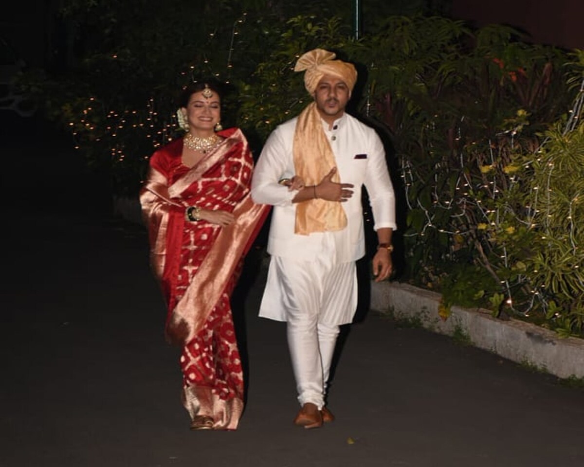 ਇਸ ਦੌਰਾਨ, ਦੀਆ ਮਿਰਜ਼ਾ ਲਾਲ ਰੰਗ ਦੀ ਸਾੜੀ ਵਿੱਚ ਬਹੁਤ ਖੂਬਸੂਰਤ ਲੱਗ ਰਹੀ ਸੀ। (photo credit: viral bhayani) ਇਸ ਦੌਰਾਨ, ਦੀਆ ਮਿਰਜ਼ਾ ਲਾਲ ਰੰਗ ਦੀ ਸਾੜੀ ਵਿੱਚ ਬਹੁਤ ਖੂਬਸੂਰਤ ਲੱਗ ਰਹੀ ਸੀ। (photo credit: viral bhayani)
