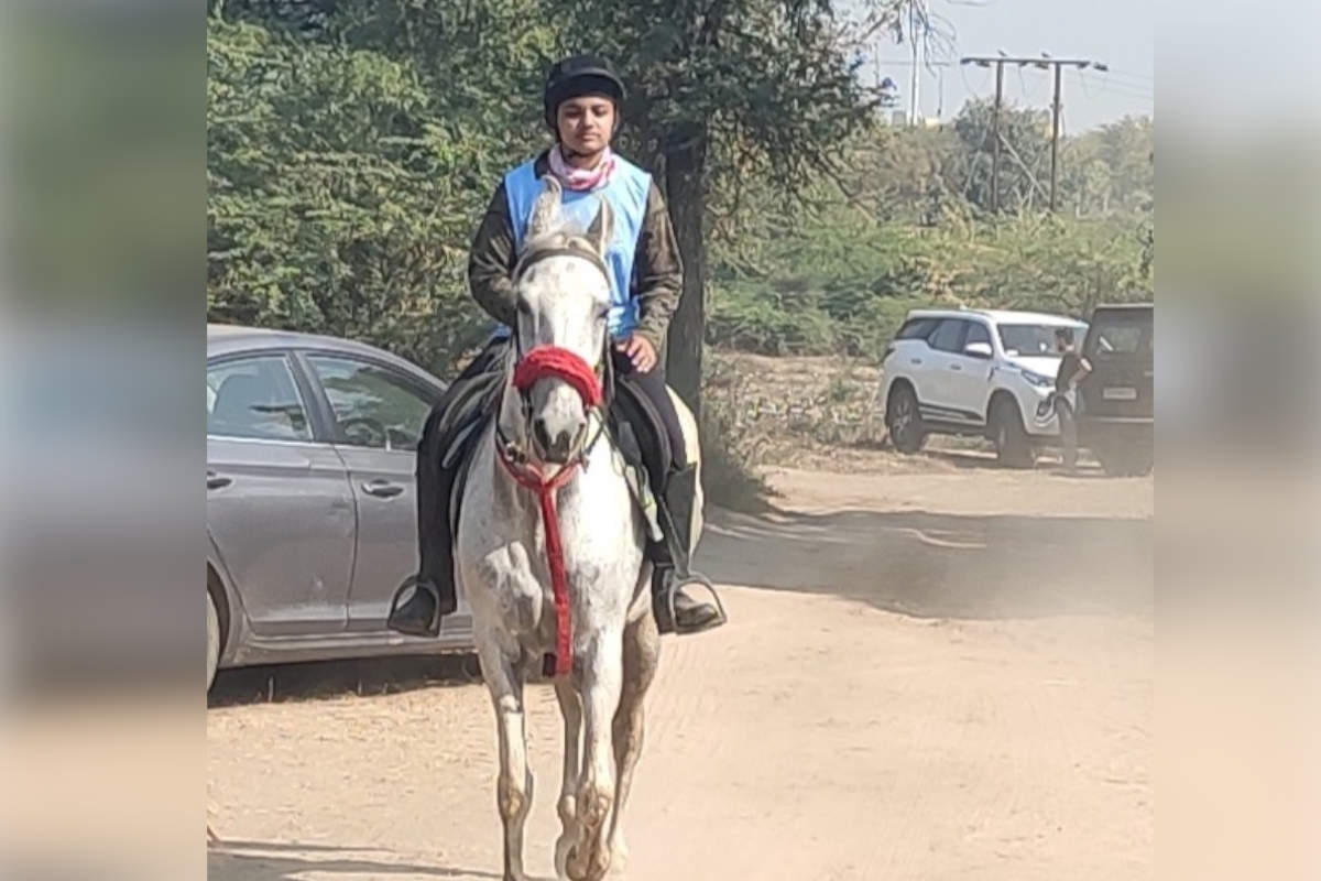 ਇਕ ਹੋਰ ਧਿਆਨ ਦੇਣ ਯੋਗ ਗੱਲ ਇਹ ਹੈ ਕਿ ਘੋੜ ਸਵਾਰੀ ਦੇ ਮੁਕਾਬਲੇ ਵਿਚ ਪੁਰਸ਼ਾਂ ਅਤੇ ਔਰਤਾਂ ਵਿਚ ਕੋਈ ਵੱਖਰਾ-ਵੱਖਰਾ ਮੁਕਾਬਲਾ ਨਹੀਂ ਹੁੰਦਾ, ਪਰ ਔਰਤਾਂ ਨੂੰ ਵੀ ਮਰਦਾਂ ਨਾਲ ਸੰਘਰਸ਼ ਕਰਨਾ ਪੈਂਦਾ ਹੈ ਅਤੇ ਜਿੱਤਣਾ ਪੈਂਦਾ ਹੈ। ਇਸ ਤੋਂ ਪਹਿਲਾਂ, ਸਾਇਮਾ ਨੇ ਸ਼ਾਨਦਾਰ ਪ੍ਰਦਰਸ਼ਨ ਕਰਦਿਆਂ 'ਵਾਂਡਰ ਵੂਮੈਨ' ਦਾ ਖਿਤਾਬ ਜਿੱਤਿਆ ਸੀ। ਇਸਦੇ ਨਾਲ ਹੀ ਉਸਨੇ ਸ਼ੋਅ ਜੰਪਿੰਗ, ਹੇਕਸ ਆਦਿ ਮੁਕਾਬਲਿਆਂ ਵਿੱਚ ਭਾਗ ਲੈ ਕੇ ਕਈ ਤਗਮੇ ਜਿੱਤੇ ਹਨ। ਸਟਾਰ ਬਣਨ ਤੋਂ ਬਾਅਦ, ਸਾਈਮਾ ਹੁਣ ਸਈਦ ਐਂਡਰੈਂਸ ਅੰਤਰਰਾਸ਼ਟਰੀ ਮੁਕਾਬਲਿਆਂ ਵਿਚ ਹਿੱਸਾ ਲੈ ਸਕੇਗੀ। ਇਕ ਹੋਰ ਧਿਆਨ ਦੇਣ ਯੋਗ ਗੱਲ ਇਹ ਹੈ ਕਿ ਘੋੜ ਸਵਾਰੀ ਦੇ ਮੁਕਾਬਲੇ ਵਿਚ ਪੁਰਸ਼ਾਂ ਅਤੇ ਔਰਤਾਂ ਵਿਚ ਕੋਈ ਵੱਖਰਾ-ਵੱਖਰਾ ਮੁਕਾਬਲਾ ਨਹੀਂ ਹੁੰਦਾ, ਪਰ ਔਰਤਾਂ ਨੂੰ ਵੀ ਮਰਦਾਂ ਨਾਲ ਸੰਘਰਸ਼ ਕਰਨਾ ਪੈਂਦਾ ਹੈ ਅਤੇ ਜਿੱਤਣਾ ਪੈਂਦਾ ਹੈ। ਇਸ ਤੋਂ ਪਹਿਲਾਂ, ਸਾਇਮਾ ਨੇ ਸ਼ਾਨਦਾਰ ਪ੍ਰਦਰਸ਼ਨ ਕਰਦਿਆਂ 'ਵਾਂਡਰ ਵੂਮੈਨ' ਦਾ ਖਿਤਾਬ ਜਿੱਤਿਆ ਸੀ। ਇਸਦੇ ਨਾਲ ਹੀ ਉਸਨੇ ਸ਼ੋਅ ਜੰਪਿੰਗ, ਹੇਕਸ ਆਦਿ ਮੁਕਾਬਲਿਆਂ ਵਿੱਚ ਭਾਗ ਲੈ ਕੇ ਕਈ ਤਗਮੇ ਜਿੱਤੇ ਹਨ। ਸਟਾਰ ਬਣਨ ਤੋਂ ਬਾਅਦ, ਸਾਈਮਾ ਹੁਣ ਸਈਦ ਐਂਡਰੈਂਸ ਅੰਤਰਰਾਸ਼ਟਰੀ ਮੁਕਾਬਲਿਆਂ ਵਿਚ ਹਿੱਸਾ ਲੈ ਸਕੇਗੀ।