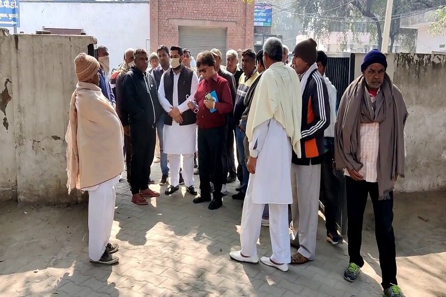 ਪਰਿਵਾਰਕ ਮੈਂਬਰਾਂ ਨੇ ਦੱਸਿਆ ਕਿ ਰਾਜੇਂਦਰ 4 ਦਿਨ ਪਹਿਲਾਂ ਅੰਦੋਲਨ ‘ਤੇ ਗਿਆ ਸੀ ਅਤੇ ਜਿਸ ਤੋਂ ਬਾਅਦ ਉਸ ਦੀ ਮੌਤ ਹੋ ਗਈ। ਫਿਲਹਾਲ ਪੁਲਿਸ ਮਾਮਲੇ ਵਿਚ ਕਾਰਵਾਈ ਕਰ ਰਹੀ ਹੈ। ਪਰਿਵਾਰਕ ਮੈਂਬਰਾਂ ਨੇ ਦੱਸਿਆ ਕਿ ਰਾਜੇਂਦਰ 4 ਦਿਨ ਪਹਿਲਾਂ ਅੰਦੋਲਨ ‘ਤੇ ਗਿਆ ਸੀ ਅਤੇ ਜਿਸ ਤੋਂ ਬਾਅਦ ਉਸ ਦੀ ਮੌਤ ਹੋ ਗਈ। ਫਿਲਹਾਲ ਪੁਲਿਸ ਮਾਮਲੇ ਵਿਚ ਕਾਰਵਾਈ ਕਰ ਰਹੀ ਹੈ।
