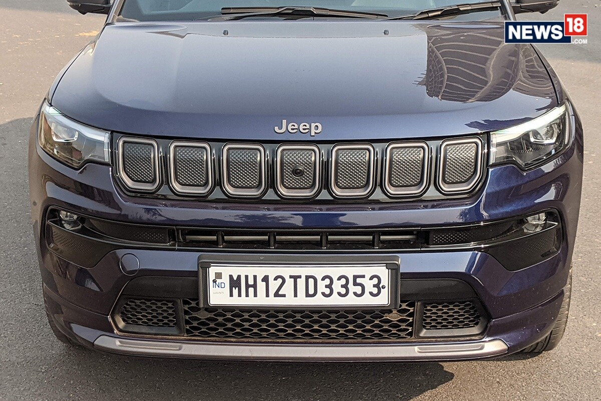 2021 Jeep Compass ਵਿਚ ਕੰਪਨੀ ਨੇ ਇੰਟੀਗ੍ਰੇਟਿਡ LED DRLs ਹੈਡਲੈਂਪ ਦਿੱਤੇ ਹਨ। ਹਨੀਕਾਮਬ ਮੇਸ਼ ਦੇ ਨਾਲ ਨਵੀਂ ਸਟਾਇਲ ਵਾਲੀ ਫਰੰਟ ਗ੍ਰਿਲ, ਨਵੀਂ ਸਿਕਡ ਪਲੇਟ ਅਤੇ ਫਾਗ ਲੈਂਪ ਦੀ ਨਵੀਂ ਪੁਜੀਸ਼ਨ ਆਦਿ ਕਈ ਬਦਲਾਅ ਕੀਤੇ ਹਨ। 2021 Jeep Compass ਵਿਚ ਕੰਪਨੀ ਨੇ ਇੰਟੀਗ੍ਰੇਟਿਡ LED DRLs ਹੈਡਲੈਂਪ ਦਿੱਤੇ ਹਨ। ਹਨੀਕਾਮਬ ਮੇਸ਼ ਦੇ ਨਾਲ ਨਵੀਂ ਸਟਾਇਲ ਵਾਲੀ ਫਰੰਟ ਗ੍ਰਿਲ, ਨਵੀਂ ਸਿਕਡ ਪਲੇਟ ਅਤੇ ਫਾਗ ਲੈਂਪ ਦੀ ਨਵੀਂ ਪੁਜੀਸ਼ਨ ਆਦਿ ਕਈ ਬਦਲਾਅ ਕੀਤੇ ਹਨ।