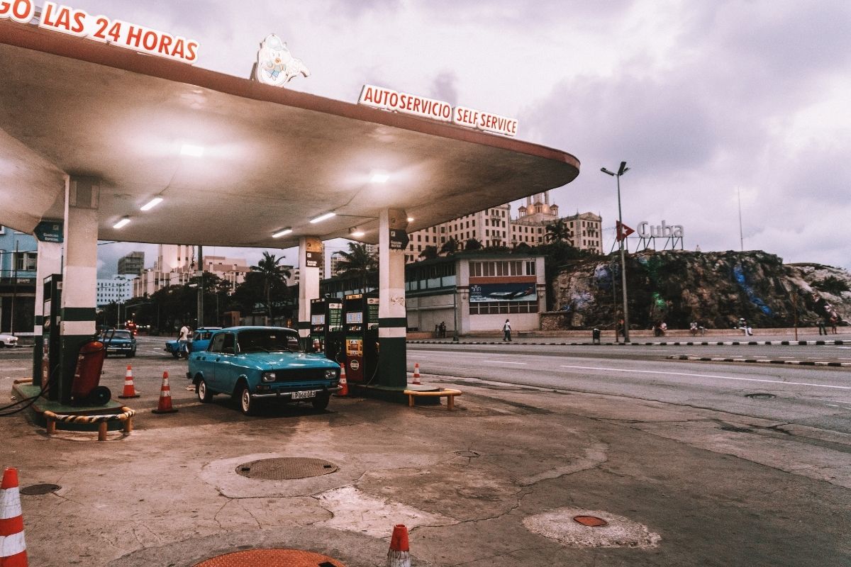  ਵੇਨੇਜ਼ੁਏਲਾ ਵਿੱਚ ਸਭ ਤੋਂ ਸਸਤਾ ਪੈਟਰੋਲ ਉਪਲਬਧ ਹੈ-ਵੈਨਜ਼ੂਏਲਾ ਦੱਖਣੀ ਅਮਰੀਕੀ ਮਹਾਂਦੀਪ ਦਾ ਇੱਕ ਦੇਸ਼ ਹੈ ਅਤੇ ਇਸ ਦੀ ਰਾਜਧਾਨੀ ਕਰਾਕਸ ਹੈ। ਦੁਨੀਆ ਦਾ ਸਭ ਤੋਂ ਸਸਤਾ ਪੈਟਰੋਲ ਵੇਨੇਜ਼ੁਏਲਾ ਵਿੱਚ ਉਪਲਬਧ ਹੈ। ਵੈਨਜ਼ੁਏਲਾ ਵਿੱਚ ਇੱਕ ਲੀਟਰ ਪੈਟਰੋਲ ਦੀ ਕੀਮਤ ਸਿਰਫ 1.50 ਰੁਪਏ ਹੈ। ਹਾਂ, ਇਹ ਬਿਲਕੁਲ ਸੱਚ ਹੈ ਕਿ ਵੈਨਜ਼ੂਏਲਾ ਵਿਚ ਪੈਟਰੋਲ ਦੋ ਰੁਪਏ ਤੋਂ ਘੱਟ ਵਿਚ ਮਿਲਦਾ ਹੈ।(Photo by Polina Kuzovkova on Unsplash)