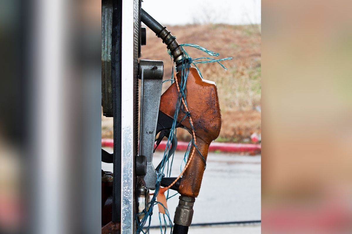  ਅੰਗੋਲਾ ਵਿਚ ਪਾਣੀ ਦੀ ਬੋਤਲ ਨਾਲੋਂ ਪੈਟਰੋਲ ਸਸਤਾ ਹੈ। ਜੇ ਤੁਸੀਂ ਇਕ ਲੀਟਰ ਪਾਣੀ ਦੀ ਬੋਤਲ ਬਾਜ਼ਾਰ ਵਿਚ ਖਰੀਦਦੇ ਹੋ, ਤਾਂ ਇਹ 20 ਰੁਪਏ ਦੀ ਮਿਲਦੀ ਹੈ ਪਰ ਅੰਗੋਲਾ ਵਿਚ ਪੈਟਰੋਲ ਇਸ ਤੋਂ ਸਸਤਾ ਹੈ। ਅੰਗੋਲਾ ਦੱਖਣ-ਪੱਛਮੀ ਅਫਰੀਕਾ ਦਾ ਇੱਕ ਦੇਸ਼ ਹੈ। ਅਸਲ ਵਿੱਚ ਅੰਗੋਲਾ ਵਿੱਚ ਪੈਟਰੋਲੀਅਮ ਤੇਲ ਅਤੇ ਸੋਨੇ ਵਰਗੇ ਖਣਿਜਾਂ ਦਾ ਭੰਡਾਰ ਹੈ, ਇਸ ਲਈ ਇੱਥੇ ਤੇਲ ਸਸਤਾ ਹੈ. ਇੱਥੇ ਦੇ ਲੋਕ ਇੱਕ ਲੀਟਰ ਪੈਟਰੋਲ ਲਈ 17.82 ਰੁਪਏ ਅਦਾ ਕਰਦੇ ਹਨ।(Photo by Scott rodgerson on Unsplash)