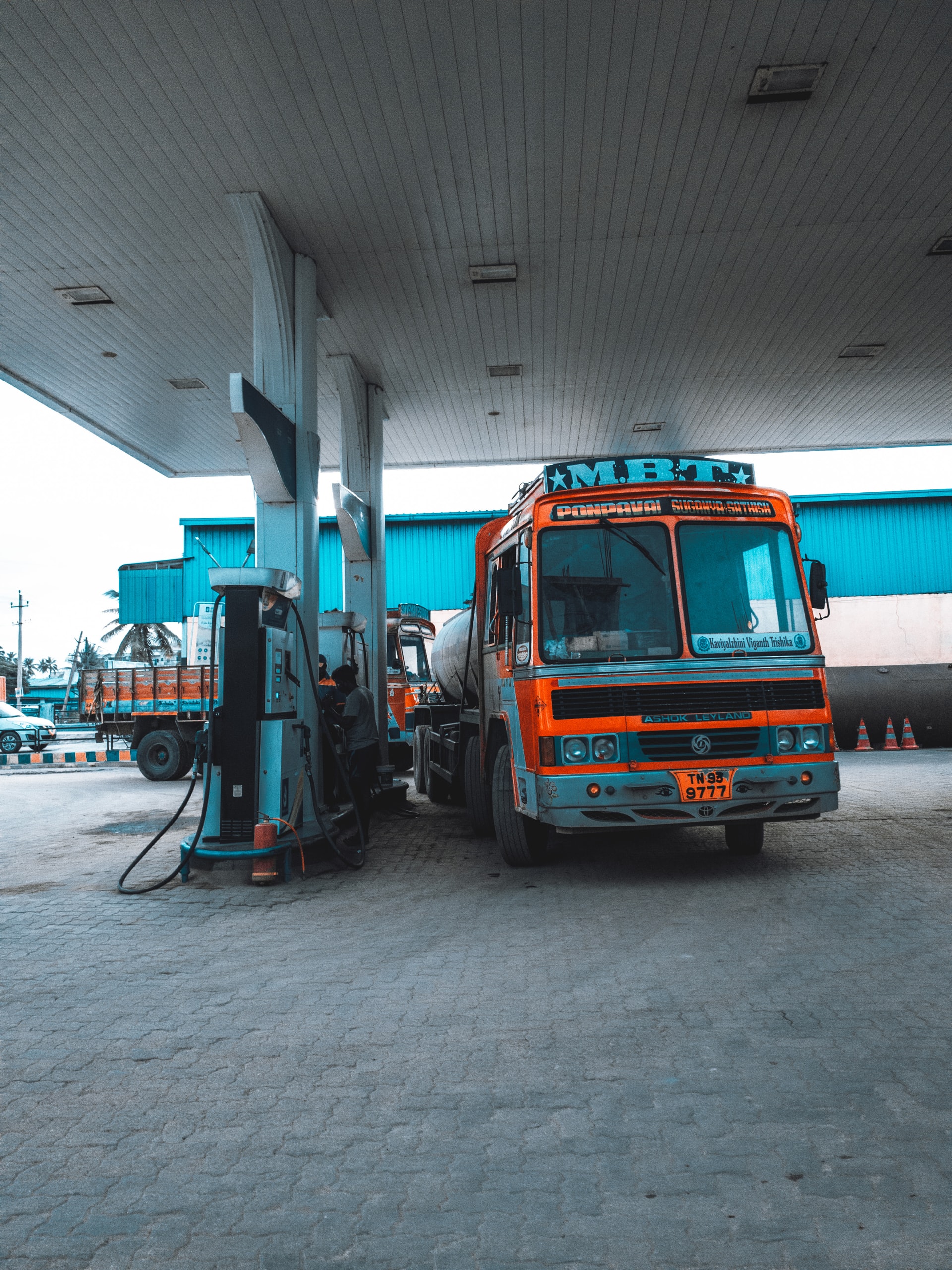  ਭਾਰਤ ਵਿਚ, ਜਿਥੇ ਪੈਟਰੋਲ ਅਤੇ ਡੀਜ਼ਲ ਦੀਆਂ ਕੀਮਤਾਂ ਘੱਟ ਹੋਣ ਦਾ ਨਾਮ ਨਹੀਂ ਲੈ ਰਹੀਆਂ, ਉਥੇ ਹੀ ਵਿਸ਼ਵ ਦਾ ਇਕ ਅਜਿਹਾ ਦੇਸ਼ ਹੈ, ਜਿੱਥੇ ਪੈਟਰੋਲ ਡੇਢ ਰੁਪਏ ਪ੍ਰਤੀ ਲੀਟਰ ਵਿਕ ਰਿਹਾ ਹੈ। ਅੱਜ ਅਸੀਂ ਤੁਹਾਨੂੰ ਉਨ੍ਹਾਂ ਦੇਸ਼ਾਂ ਦੇ ਬਾਰੇ ਦੱਸਾਂਗੇ ਜਿੱਥੇ ਦੁਨੀਆ ਦਾ ਸਭ ਤੋਂ ਸਸਤਾ ਪੈਟਰੋਲ ਉਪਲਬਧ ਹੈ। (Photo by Parth Duarah on Unsplash)