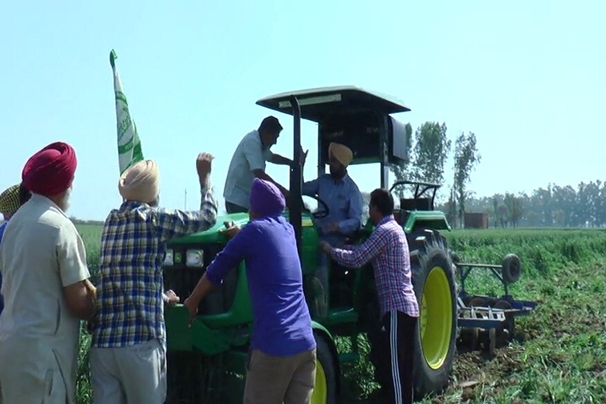ਉਸੇ ਸਮੇਂ, ਜਿਵੇਂ ਹੀ ਪਿੰਡ ਵਾਸੀਆਂ ਨੂੰ ਇਸ ਘਟਨਾ ਬਾਰੇ ਪਤਾ ਲੱਗਿਆ, ਉਹ ਤੁਰੰਤ ਅੰਗਰੇਜ਼ ਸਿੰਘ ਦੇ ਖੇਤ ਕੋਲ ਪਹੁੰਚ ਗਿਆ. ਜਿਥੇ ਕਿਸਾਨ ਅੰਗਰੇਜ਼ ਆਪਣੀ ਖੜ੍ਹੀ ਫਸਲ ਬਰਬਾਦ ਕਰ ਰਿਹਾ ਸੀ। ਉਦੋਂ ਤਕ ਉਸਨੇ ਟਰੈਕਟਰ ਚਲਾ ਕੇ ਆਪਣੀ 2 ਏਕੜ ਕਣਕ ਦੀ ਫਸਲ ਬਰਬਾਦ ਕਰ ਦਿੱਤੀ ਸੀ। ਉਸੇ ਸਮੇਂ, ਜਿਵੇਂ ਹੀ ਪਿੰਡ ਵਾਸੀਆਂ ਨੂੰ ਇਸ ਘਟਨਾ ਬਾਰੇ ਪਤਾ ਲੱਗਿਆ, ਉਹ ਤੁਰੰਤ ਅੰਗਰੇਜ਼ ਸਿੰਘ ਦੇ ਖੇਤ ਕੋਲ ਪਹੁੰਚ ਗਿਆ. ਜਿਥੇ ਕਿਸਾਨ ਅੰਗਰੇਜ਼ ਆਪਣੀ ਖੜ੍ਹੀ ਫਸਲ ਬਰਬਾਦ ਕਰ ਰਿਹਾ ਸੀ। ਉਦੋਂ ਤਕ ਉਸਨੇ ਟਰੈਕਟਰ ਚਲਾ ਕੇ ਆਪਣੀ 2 ਏਕੜ ਕਣਕ ਦੀ ਫਸਲ ਬਰਬਾਦ ਕਰ ਦਿੱਤੀ ਸੀ।