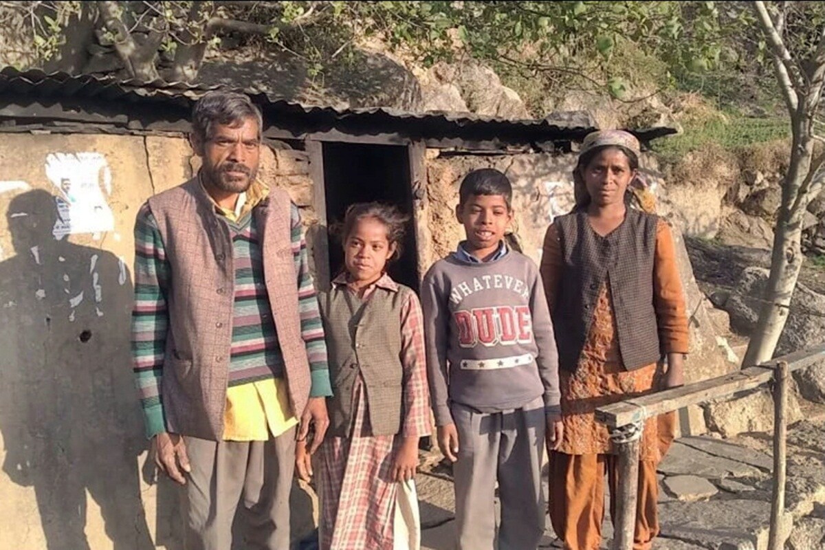 ਕੁੱਲੂ: ਛੇ ਫੁੱਟ ਚੌੜੀ ਅਤੇ ਅੱਠ ਫੁੱਟ ਲੰਬੀ ਪਾਣੀ ਦੀ ਟੈਂਕੀ ਪਿਛਲੇ 15 ਸਾਲਾਂ ਤੋਂ ਜੀਆ ਲਾਲਾ ਦਾ ਘਰ ਬਣਿਆ ਹੋਇਆ ਹੈ। ਬੇਟੀ ਅਤੇ ਬੇਟੀ ਤੋਂ ਇਲਾਵਾ ਪਤਨੀ ਵੀ ਇਕੱਠੇ ਰਹਿੰਦੇ ਹਨ। ਸਰਕਾਰ ਦੇ ਵਿਕਾਸ ਦੇ ਦਾਅਵਿਆਂ ਦਾ ਸ਼ੀਸ਼ਾ ਦਿਖਾਉਂਦੀ ਇਹ ਤਸਵੀਰ ਹਿਮਾਚਲ ਪ੍ਰਦੇਸ਼ ਦੇ ਕੁੱਲੂ (Himachal Pradesh) ਜ਼ਿਲੇ ਵਿਚ ਸਾਹਮਣੇ ਆਈ ਹੈ। ਮੀਡੀਆ ਵਿਚ ਇਹ ਮਾਮਲਾ ਸਾਹਮਣੇ ਆਉਣ ਤੋਂ ਬਾਅਦ ਹੁਣ ਡੀਸੀ ਕੁੱਲੂ (Kullu DC) ਨੇ ਪੂਰੇ ਮਾਮਲੇ ਦੀ ਰਿਪੋਰਟ ਮੰਗੀ ਹੈ। ਕੁੱਲੂ: ਛੇ ਫੁੱਟ ਚੌੜੀ ਅਤੇ ਅੱਠ ਫੁੱਟ ਲੰਬੀ ਪਾਣੀ ਦੀ ਟੈਂਕੀ ਪਿਛਲੇ 15 ਸਾਲਾਂ ਤੋਂ ਜੀਆ ਲਾਲਾ ਦਾ ਘਰ ਬਣਿਆ ਹੋਇਆ ਹੈ। ਬੇਟੀ ਅਤੇ ਬੇਟੀ ਤੋਂ ਇਲਾਵਾ ਪਤਨੀ ਵੀ ਇਕੱਠੇ ਰਹਿੰਦੇ ਹਨ। ਸਰਕਾਰ ਦੇ ਵਿਕਾਸ ਦੇ ਦਾਅਵਿਆਂ ਦਾ ਸ਼ੀਸ਼ਾ ਦਿਖਾਉਂਦੀ ਇਹ ਤਸਵੀਰ ਹਿਮਾਚਲ ਪ੍ਰਦੇਸ਼ ਦੇ ਕੁੱਲੂ (Himachal Pradesh) ਜ਼ਿਲੇ ਵਿਚ ਸਾਹਮਣੇ ਆਈ ਹੈ। ਮੀਡੀਆ ਵਿਚ ਇਹ ਮਾਮਲਾ ਸਾਹਮਣੇ ਆਉਣ ਤੋਂ ਬਾਅਦ ਹੁਣ ਡੀਸੀ ਕੁੱਲੂ (Kullu DC) ਨੇ ਪੂਰੇ ਮਾਮਲੇ ਦੀ ਰਿਪੋਰਟ ਮੰਗੀ ਹੈ।