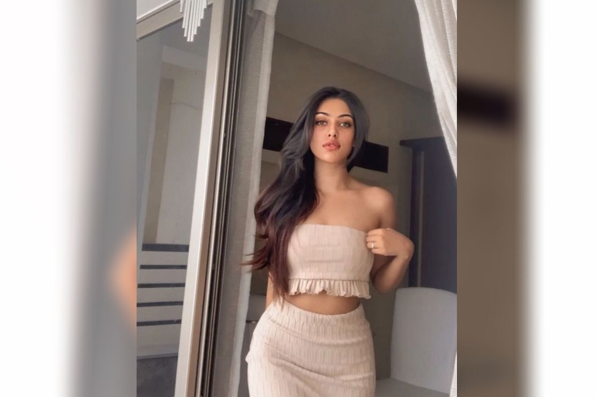  ਘਰ ਦੀ ਬਾਲਕੋਨੀ ਵਿਚ ਖੜ੍ਹੇ ਅਨੂ ਇਮੈਨੁਅਲ ਦੀਆਂ ਫੋਟੋਆਂ ਦਰਸ਼ਕਾਂ ਦੇ ਦਿਲ ਦੀ ਧੜਕਣ ਨੂੰ ਵਧਾ ਰਹੀਆਂ ਹਨ।