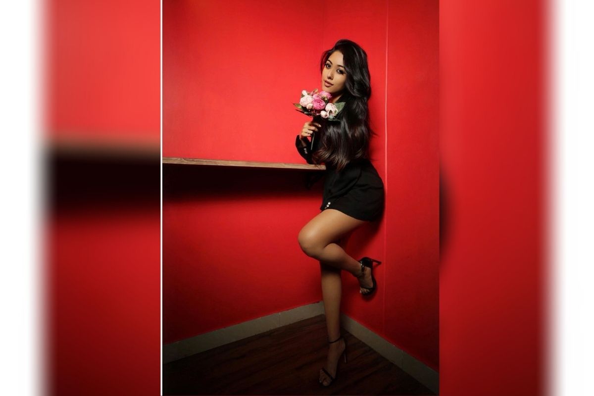  ਅਮਰੀਕਾ ਵਿੱਚ ਜੰਮੀ ਅਤੇ ਪੜੀ ਅਨੂ ਇਮੈਨੁਅਲ ਹਮੇਸ਼ਾਂ ਫਿਲਮਾਂ ਦੀ ਦਿਵਾਨੀ ਰਹੀ ਹੈ। ਉਸਨੇ ਸ਼ੋਅਬਿਜ ਵਿੱਚ ਐਂਟਰੀ 2011 ਵਿੱਚ ਰਿਲੀਜ਼ ਹੋਈ ਮਲਿਆਲਮ ਫਿਲਮ 'Swapna Sanchari' ਨਾਲ ਕੀਤੀ ਸੀ। ਉਸ ਨੇ ਫਿਲਮ ਵਿਚ ਜੈਰਾਮ ਅਤੇ ਭਾਵਨਾ ਸੁਨੀਲ ਦੀ ਬੇਟੀ ਦਾ ਕਿਰਦਾਰ ਨਿਭਾਇਆ ਸੀ।