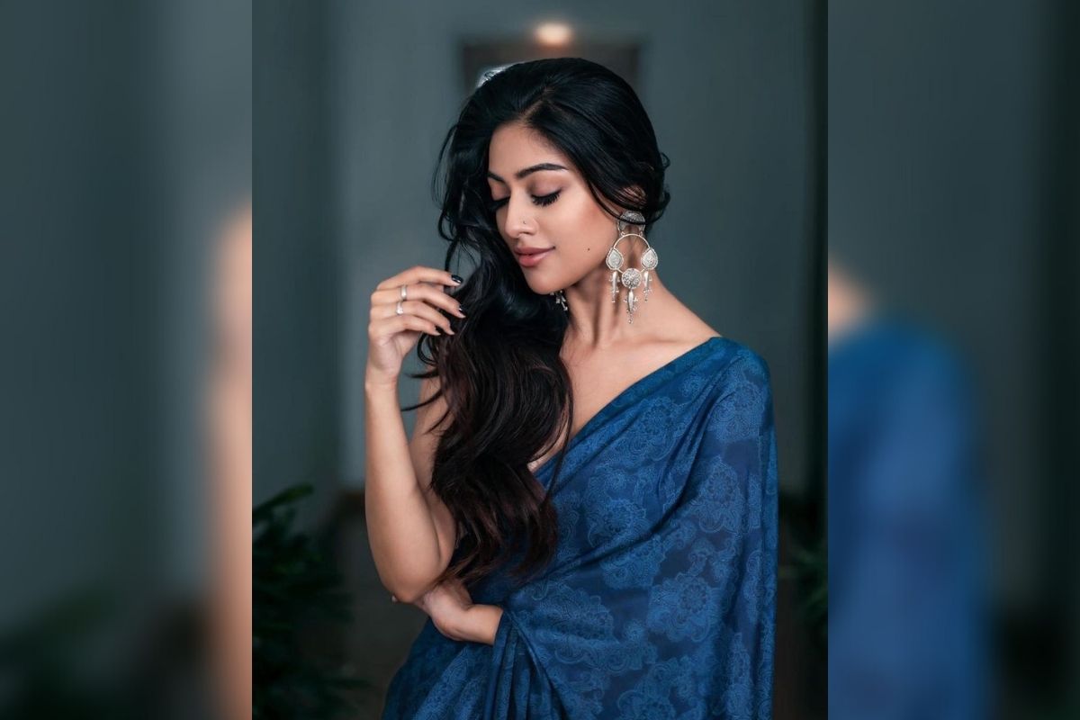  ਕੁਝ ਦਿਨ ਪਹਿਲਾਂ, ਆਪਣੇ ਬੋਲਡ ਅਵਤਾਰ ਨਾਲ ਇਕ ਛਾਪ ਬਣਾਉਣ ਵਾਲੀ ਅਨੂ ਨੇ ਆਪਣਾ ਫੋਟੋਸ਼ੂਟ ਸਾੜ੍ਹੀ ਵਿਚ ਕਰਵਾ ਕੇ ਸਭ ਨੂੰ ਹੈਰਾਨ ਕਰ ਦਿੱਤਾ ਸੀ। ਉਸਨੇ ਆਪਣੇ ਫੋਟੋਸ਼ੂਟ ਲਈ ਨੀਲੀ ਰੰਗ ਦੀ ਸਾੜੀ ਪਾਈ ਹੋਈ ਸੀ ਅਤੇ ਨਿਊਡ ਲਿਪਸਟਿਕ ਨਾਲ ਘੱਟ ਮੇਕਅਪ ਲੁੱਕ 'ਚ ਖੂਬਸੂਰਤ ਲੱਗ ਰਹੀ ਸੀ। ਫੋਟੋ ਸ਼ੇਅਰ ਕਰਨ ਤੋਂ ਬਾਅਦ ਅਨੂ ਨੇ ਕਿਹਾ ਕਿ ਉਹ ਸਾੜ੍ਹੀ ਪ੍ਰੇਮੀ ਵੀ ਹੈ।