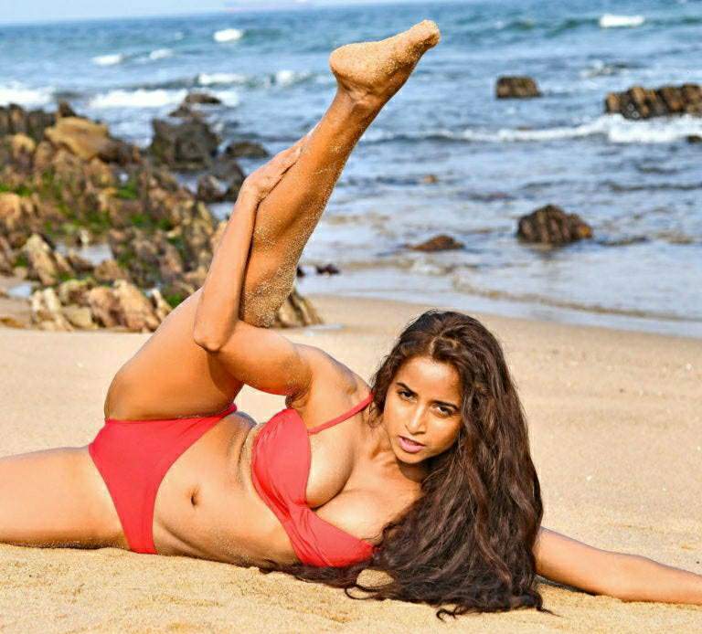  ਇੰਸਟਾਗ੍ਰਾਮ 'ਤੇ ਪੂਜਾ ਦੀਆਂ ਬਿਕਨੀ ਤਸਵੀਰਾਂ ਕਿਸੇ ਨੂੰ ਵੀ ਆਕਰਸ਼ਤ ਕਰ ਸਕਦੀਆਂ ਹਨ। ਪੂਜਾ ਫੋਟੋਆਂ ਵਿਚ ਜੋਰ ਨਾਲ ਕਿੱਕ ਮਾਰਦੀ ਦਿਖਾਈ ਨਜ਼ਰ ਆਉਂਦੀ ਹੈ।