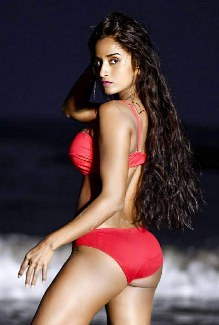  ਕੁਝ ਦਿਨਾਂ ਪਹਿਲਾਂ ਉਸ ਦੀ ਇਹ ਫੋਟੋ ਬਹੁਤ ਵਾਇਰਲ ਹੋਈ ਸੀ। ਆਕਰਸ਼ਕ ਪੋਜ਼ ਦਿੰਦਿਆਂ ਪੂਜਾ ਭਾਲੇਕਰ ਨੇ ਇੰਟਰਨੈਟ ਦੀ ਗਰਮੀ ਵਧਾ ਦਿੱਤੀ ਸੀ।