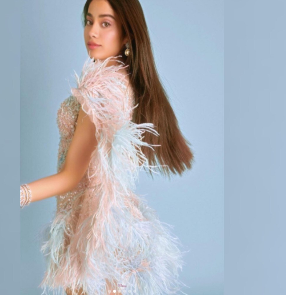  ਹਾਲ ਹੀ ਵਿਚ ਜਾਹਨਵੀ ਨੇ ਆਪਣੀਆਂ ਕੁਝ ਖੂਬਸੂਰਤ ਫੋਟੋਆਂ ਇੰਸਟਾਗ੍ਰਾਮ 'ਤੇ ਸ਼ੇਅਰ ਕੀਤੀਆਂ ਹਨ, ਜਿਨ੍ਹਾਂ ਨੂੰ 3 ਲੱਖ (ਖਬਰ ਲਿਖਣ ਦੇ ਸਮੇਂ ਤਕ) ਲੋਕਾਂ ਨੇ ਲਾਇਕ ਕੀਤਾ ਹੈ। (ਫੋਟੋ :@Janhvi Kapoor)