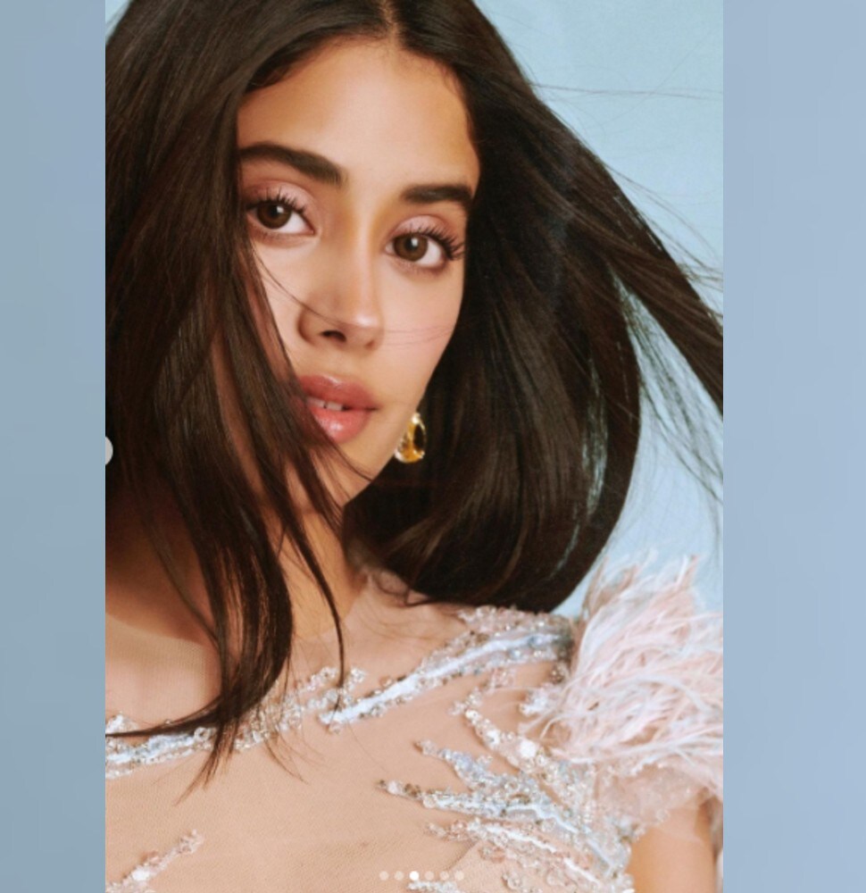  ਇਨ੍ਹਾਂ ਫੋਟੋਆਂ 'ਚ ਜਾਹਨਵੀ ਕਪੂਰ ਪਾਰਦਰਸ਼ੀ ਡਰੈੱਸ 'ਚ ਨਜ਼ਰ ਆ ਰਹੀ ਹੈ। ਅਭਿਨੇਤਰੀ ਨੇ ਆੜੂ (ਪੀਚ) ਰੰਗ ਵਿਚ ਇਕ ਛੋਟਾ ਜਿਹਾ ਪਹਿਰਾਵਾ ਪਾਇਆ ਹੋਇਆ ਹੈ, ਜਿਸ ਵਿਚ ਉਹ ਬਹੁਤ ਹੌਟ ਲੱਗ ਰਹੀ ਹੈ। (ਫੋਟੋ ਸ਼ਿਸ਼ਟਾਚਾਰ:@Janhvi Kapoor)