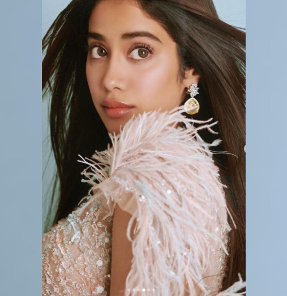  ਜਾਹਨਵੀ ਕਪੂਰ ਨੇ ਆਪਣੀਆਂ 6 ਫੋਟੋਆਂ ਸ਼ੇਅਰ ਕੀਤੀਆਂ ਹਨ ਅਤੇ ਹਰ ਫੋਟੋ ਵਿਚ ਉਹਨਾ ਦਾ ਵੱਖਰਾ ਅੰਦਾਜ਼ ਨਜ਼ਰ ਆ ਰਿਹਾ ਹੈ। (ਫੋਟੋ :@Janhvi Kapoor)