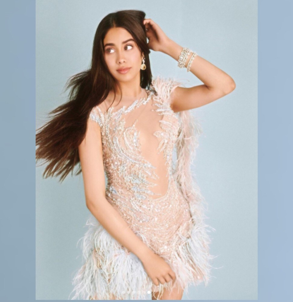  ਉਨਾਂ ਦੇ ਅਗਲੇ ਪ੍ਰੋਜੈਕਟਾਂ ਨੂੰ ਲੈ ਕੇ ਕਾਫ਼ੀ ਅਟਕਲਾਂ ਚੱਲ ਰਹੀਆਂ ਸਨ, ਪਰ ਹੁਣ ਇਸ ਗੱਲ ਦੀ ਪੁਸ਼ਟੀ ਹੋ ​​ਗਈ ਹੈ ਕਿ ਬੋਨੀ ਕਪੂਰ ਅਤੇ ਸ਼੍ਰੀਦੇਵੀ ਦੀ ਬੇਟੀ ਜਾਹਨਵੀ ਕਪੂਰ ਦੀ ਅਗਲੀ ਫਿਲਮ ਹੈਲੇਨ ਦਾ ਰੀਮੇਕ ਹੋਵੇਗੀ। (ਫੋਟੋ :@Janhvi Kapoor)