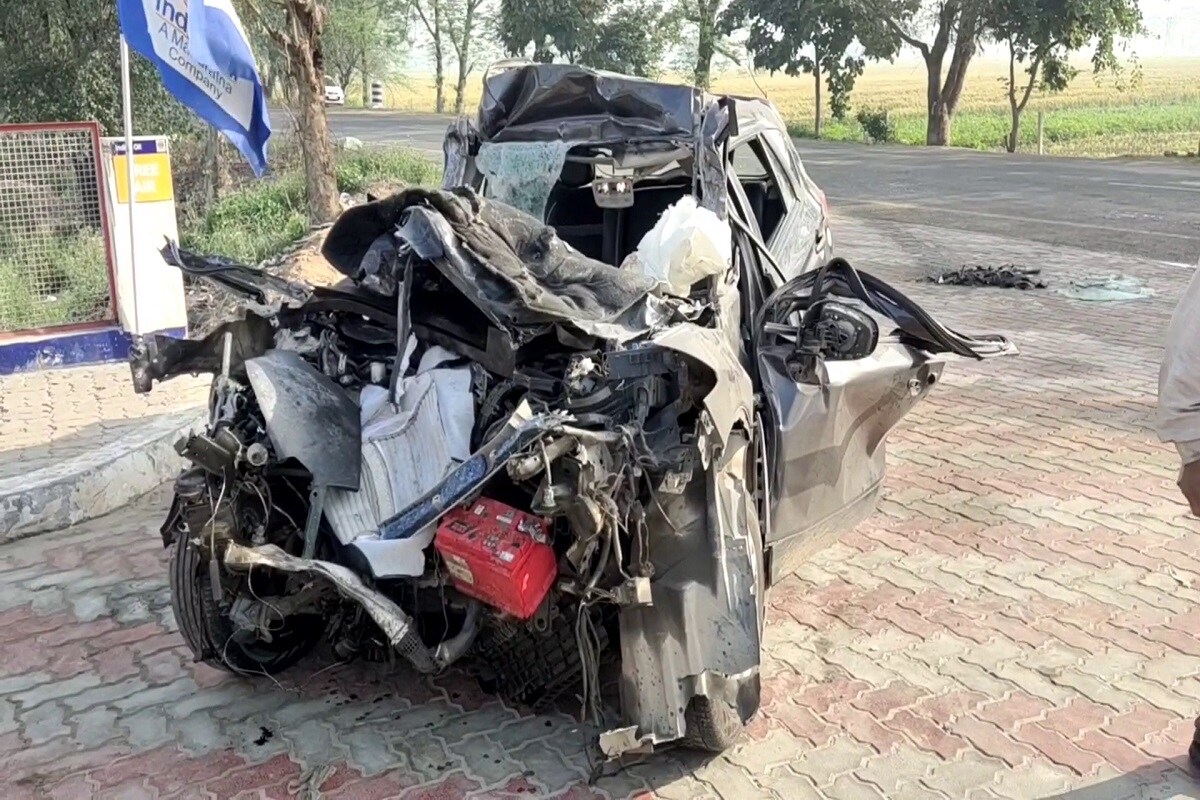  ਪੰਜਾਬ ਦੇ ਬਰਨਾਲਾ ਜ਼ਿਲ੍ਹੇ ਦੇ ਪਿੰਡ ਵਜ਼ੀਦਕੇ ਨੇੜੇ ਲੁਧਿਆਣਾ ਰੋਡ ‘ਤੇ ਵਾਪਰੇ ਭਿਆਨਕ ਸੜਕ ਹਾਦਸੇ ਵਿੱਚ ਤਿੰਨ ਵਿਅਕਤੀਆਂ ਦੀ ਮੌਤ ਹੋ ਗਈ ਅਤੇ ਇੱਕ ਔਰਤ ਗੰਭੀਰ ਜ਼ਖਮੀ ਹੋ ਗਈ। ਮ੍ਰਿਤਕ ਕਾਰ ਵਿਚ ਸਵਾਰ ਹੋ ਕੇ ਮਾਤਾ ਚਿੰਤਪੂਰਨੀ ਤੋਂ ਵਾਪਸ ਆ ਰਹੇ ਸਨ। ਪਿੰਡ ਵਜੀਦਕੇ ਕੋਲ ਟਰੱਕ ਤੇਲ ਪਾਉਣ ਲਈ ਪੈਟਰੋਲ ਪੰਪ ਵੱਲ ਮੁੜਿਆ, ਉਸੇ ਸਮੇਂ ਪਿਛੋਂ ਆ ਰਹੀ ਕਾਰ ਟਰੱਕ ਨਾਲ ਬੁਰੀ ਤਰ੍ਹਾਂ ਟਕਰਾ ਗਈ।