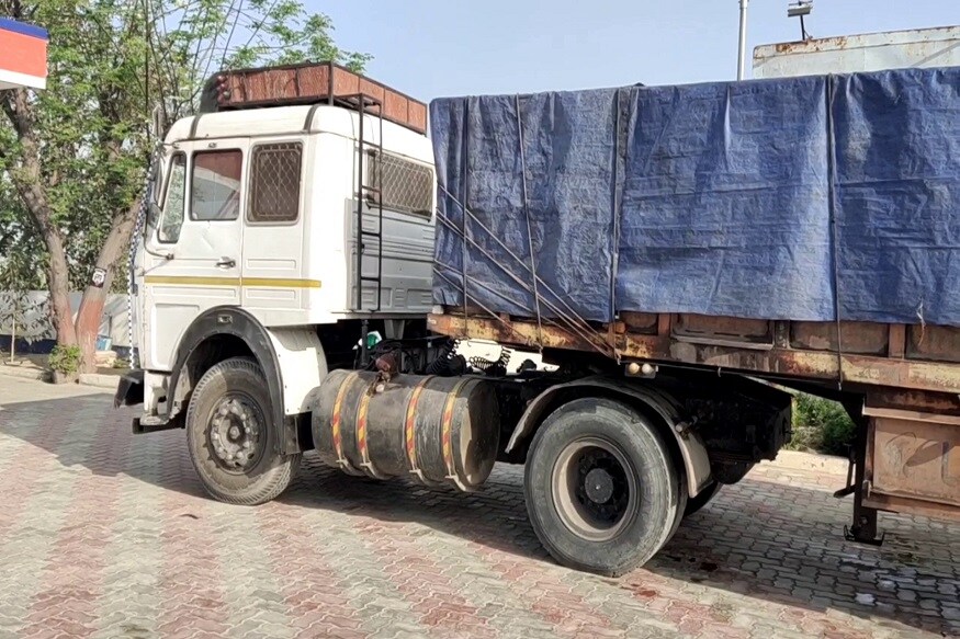  ਇਸ ਘਟਨਾ ਬਾਰੇ ਵਧੇਰੇ ਜਾਣਕਾਰੀ ਦਿੰਦੇ ਹੋਏ ਮੋਨੂੰ, ਜੋ ਪੈਟਰੋਲ ਪੰਪ 'ਤੇ ਕੰਮ ਕਰਦਾ ਹੈ ਅਤੇ ਦੱਸਿਆ ਕਿ ਟਰੱਕ ਸਵੇਰੇ ਸਾਢੇ 7 ਵਜੇ ਦੇ ਲਗਭਗ ਲੁਧਿਆਣਾ ਸਾਈਡ ਤੋਂ ਆ ਰਿਹਾ ਸੀ ਅਤੇ ਉਹ ਤੇਲ ਪਾਉਣ ਲਈ ਪੈਟਰੋਲ ਪੰਪ ਵੱਲ ਮੁੜਿਆ। ਇਸ ਸਥਿਤੀ ਵਿੱਚ, ਪਿੱਛੇ ਤੋਂ ਆ ਰਹੀ ਕਾਰ ਨੂੰ ਟਰੱਕ ਦੇ ਪਿਛਲੇ ਹਿੱਸੇ ਵਿੱਚ ਟੱਕਰ ਵੱਜੀ, ਜਿਸ ਵਿੱਚ ਦੋ ਵਿਅਕਤੀਆਂ ਦੀ ਮੌਕੇ ਤੇ ਹੀ ਮੌਤ ਹੋ ਗਈ ਅਤੇ ਇੱਕ ਵਿਅਕਤੀ ਦੀ ਹਸਪਤਾਲ ਵਿੱਚ ਮੌਤ ਹੋ ਗਈ। ਹਾਦਸੇ ਵਿੱਚ ਜ਼ਖਮੀ ਔਰਤ ਨੂੰ ਪਹਿਲਾਂ ਬਰਨਾਲਾ ਹਸਪਤਾਲ ਭੇਜਿਆ ਗਿਆ।