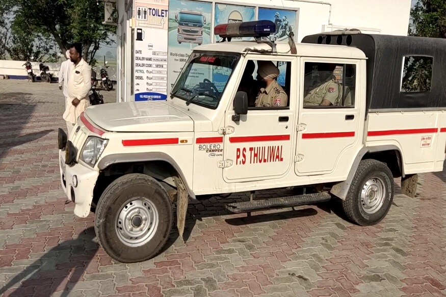  ਥਾਣਾ ਠੁੱਲੀਵਾਲ ਦੇ ਐਸਐਚਓ ਗੁਰਤਾਰ ਸਿੰਘ ਨੇ ਦੱਸਿਆ ਕਿ ਟਰੱਕ ਅਤੇ ਕਾਰ ਦੋਵੇਂ ਲੁਧਿਆਣਾ ਸਾਈਡ ਤੋਂ ਆ ਰਹੇ ਸਨ। ਕਾਰ ਸਵਾਰ ਮਾਤਾ ਚਿੰਤਪੁਰਨੀ ਦਾ ਦੌਰਾ ਕਰਦਿਆਂ ਵਾਪਸ ਆਪਣੇ ਜੱਦੀ ਸ਼ਹਿਰ ਕਾਲਾਂਵਾਲੀ ਜਾ ਰਹੀ ਸੀ। ਰਸਤੇ ਵਿੱਚ, ਟਰੱਕ ਡਰਾਈਵਰ ਤੇਲ ਪਾਉਣ ਲਈ ਪੈਟਰੋਲ ਪੰਪ ਵੱਲ ਮੁੜਿਆ, ਤਾਂ ਕਾਰ ਟਰੱਕ ਦੇ ਪਿਛਲੇ ਹਿੱਸੇ ਵਿੱਚ ਟਕਰਾ ਗਈ। ਇਸ ਭਿਆਨਕ ਸੜਕ ਹਾਦਸੇ ਵਿੱਚ 2 ਲੋਕਾਂ ਦੀ ਮੌਕੇ ‘ਤੇ ਹੀ ਮੌਤ ਹੋ ਗਈ, ਜਦਕਿ ਦੋ ਜ਼ਖਮੀ ਨੂੰ ਲੋਕਾਂ ਨੇ ਬਰਨਾਲਾ ਹਸਪਤਾਲ ਵਿੱਚ ਦਾਖਲ ਕਰਵਾਇਆ ਗਿਆ ਹੈ, ਜਿਥੇ ਇੱਕ ਹੋਰ ਵਿਅਕਤੀ ਦੀ ਮੌਤ ਹੋ ਗਈ ਹੈ। ਪੁਲਿਸ ਨੇ ਮਾਮਲਾ ਦਰਜ ਕਰਕੇ ਜਾਂਚ ਸ਼ੁਰੂ ਕਰ ਦਿੱਤੀ ਹੈ।