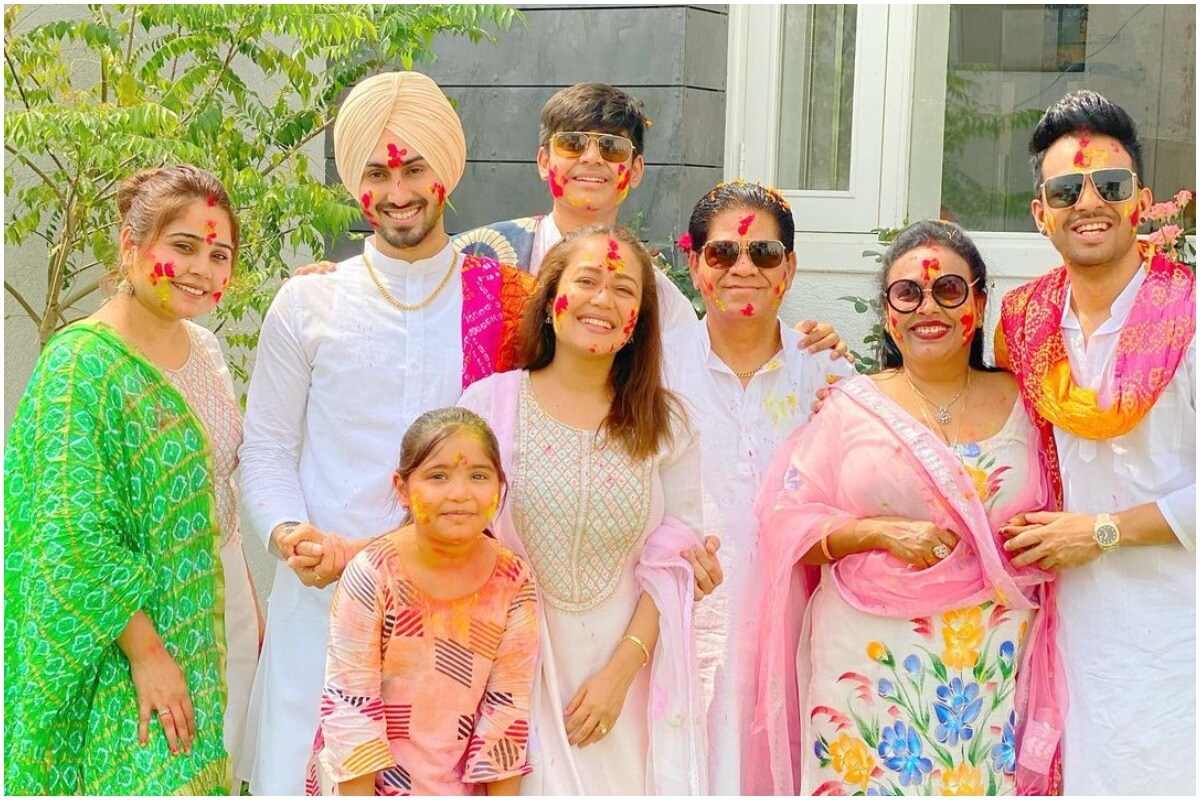 ਨੇਹਾ ਕੱਕੜ ਅਤੇ ਰੋਹਨਪ੍ਰੀਤ ਸਿੰਘ: ਨੇਹਾ ਕੱਕੜ ਅਤੇ ਰੋਹਨਪ੍ਰੀਤ ਸਿੰਘ ਨੇ ਵਿਆਹ ਤੋਂ ਬਾਅਦ ਆਪਣੀ ਪਹਿਲੀ ਹੋਲੀ ਫੋਟੋ ਸਾਂਝੀ ਕੀਤੀ। ਗਾਇਕਾ ਨੇ ਆਪਣੇ ਪੂਰੇ ਪਰਿਵਾਰ ਨਾਲ ਇੱਕ ਵੀਡੀਓ ਸਾਂਝਾ ਕੀਤਾ ਅਤੇ ਕੁਝ ਹੋਲੀ ਪਕਵਾਨਾਂ ਦਾ ਵੀ ਆਨੰਦ ਲਿਆ। ਨੇਹਾ ਨੇ ਕਿਹਾ, 'ਮੇਰਾ ਭਾਰ ਵਧ ਰਿਹਾ ਹੈ ਪਰ ਕਿਸ ਨੂੰ ਪ੍ਰਵਾਹ ਹੈ, ਬੂਰਾ ਨਾ ਮੰਨੋ ਇਹ ਹੋਲੀ ਹੈ।' (Photo courtesy Instagram / Neha Kakkar) ਨੇਹਾ ਕੱਕੜ ਅਤੇ ਰੋਹਨਪ੍ਰੀਤ ਸਿੰਘ: ਨੇਹਾ ਕੱਕੜ ਅਤੇ ਰੋਹਨਪ੍ਰੀਤ ਸਿੰਘ ਨੇ ਵਿਆਹ ਤੋਂ ਬਾਅਦ ਆਪਣੀ ਪਹਿਲੀ ਹੋਲੀ ਫੋਟੋ ਸਾਂਝੀ ਕੀਤੀ। ਗਾਇਕਾ ਨੇ ਆਪਣੇ ਪੂਰੇ ਪਰਿਵਾਰ ਨਾਲ ਇੱਕ ਵੀਡੀਓ ਸਾਂਝਾ ਕੀਤਾ ਅਤੇ ਕੁਝ ਹੋਲੀ ਪਕਵਾਨਾਂ ਦਾ ਵੀ ਆਨੰਦ ਲਿਆ। ਨੇਹਾ ਨੇ ਕਿਹਾ, 'ਮੇਰਾ ਭਾਰ ਵਧ ਰਿਹਾ ਹੈ ਪਰ ਕਿਸ ਨੂੰ ਪ੍ਰਵਾਹ ਹੈ, ਬੂਰਾ ਨਾ ਮੰਨੋ ਇਹ ਹੋਲੀ ਹੈ।' (Photo courtesy Instagram / Neha Kakkar)
