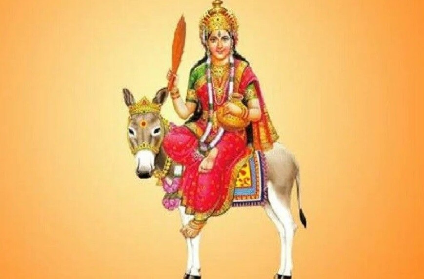 ਸ਼ਾਸਤਰਾਂ ਅਨੁਸਾਰ ਸ਼ੀਤਲਾ ਮਾਤਾ ਗਧੇ ਦੀ ਸਵਾਰੀ ਕਰਦੀ ਹੈ। ਉਨ੍ਹਾਂ ਆਪਣੇ ਇੱਕ ਹੱਥ ਵਿੱਚ ਕਲਸ਼ ਫੜਿਆ ਹੈ ਅਤੇ ਦੂਜੇ ਹੱਥ ਵਿੱਚ ਝਾੜੂ ਹੈ। ਇਹ ਮੰਨਿਆ ਜਾਂਦਾ ਹੈ ਕਿ ਇਸ ਕਲਸ਼ ਵਿਚ ਤਕਰੀਬਨ 33 ਕਰੋੜ ਦੇਵੀ ਦੇਵਤੇ ਰਹਿੰਦੇ ਹਨ। ਸ਼ਾਸਤਰਾਂ ਅਨੁਸਾਰ ਸ਼ੀਤਲਾ ਮਾਤਾ ਗਧੇ ਦੀ ਸਵਾਰੀ ਕਰਦੀ ਹੈ। ਉਨ੍ਹਾਂ ਆਪਣੇ ਇੱਕ ਹੱਥ ਵਿੱਚ ਕਲਸ਼ ਫੜਿਆ ਹੈ ਅਤੇ ਦੂਜੇ ਹੱਥ ਵਿੱਚ ਝਾੜੂ ਹੈ। ਇਹ ਮੰਨਿਆ ਜਾਂਦਾ ਹੈ ਕਿ ਇਸ ਕਲਸ਼ ਵਿਚ ਤਕਰੀਬਨ 33 ਕਰੋੜ ਦੇਵੀ ਦੇਵਤੇ ਰਹਿੰਦੇ ਹਨ।