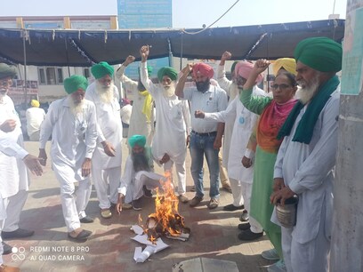 ਕਿਸਾਨ-ਜਥੇਬੰਦੀਆਂ ਵੱਲੋਂ ਖੇਤੀ-ਕਾਨੂੰਨ ਦੀਆਂ ਕਾਪੀਆਂ ਸਾੜਕੇ ਕੇਂਦਰ ਸਰਕਾਰ ਖ਼ਿਲਾਫ਼ ਪ੍ਰਦਰਸ਼ਨ