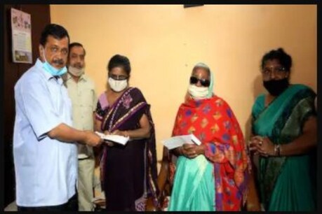 ਦਿੱਲੀ CM ਕੇਜਰੀਵਾਲ ਨੇ ਕੋਰੋਨਾ ਯੋਧਾ ਦੇ ਪਰਿਵਾਰ ਨੂੰ ਦਿੱਤਾ 1 ਕਰੋੜ ਦਾ ਚੈੱਕ, ਪੁੱਤਰ ਨੂੰ ਨੌਕਰੀ ਦੇਵੇਗੀ ਸਰਕਾਰ