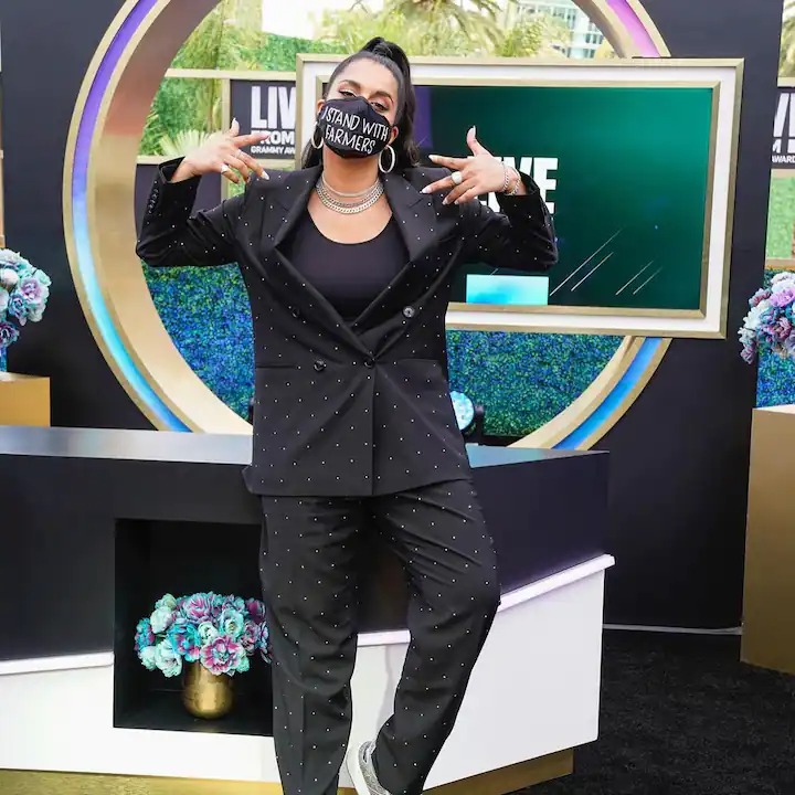  ਸਿੰਘ ਜੋ ਨਕਾਬ ਪਾ ਕੇ ਸਮਾਰੋਹ ਵਿਚ ਆਈ। ਉਸ ਨੇ ਲਿਖਿਆ ਸੀ 'ਮੈਂ ਕਿਸਾਨਾਂ ਦੇ ਨਾਲ ਖੜ੍ਹੀ ਹਾਂ' (Image courtesy - @lilly/Instagram)